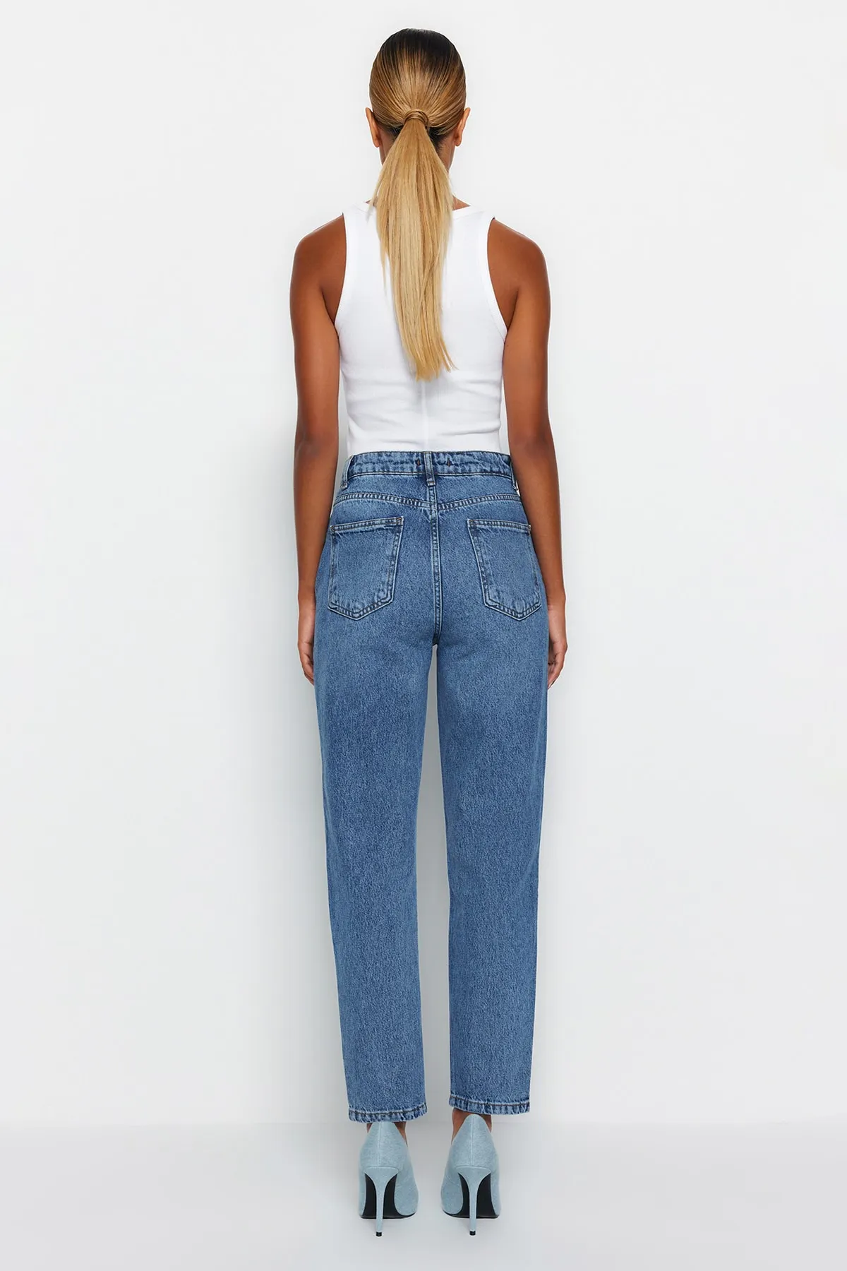 Trendyol Collection  Blaue Mom-Jeans mit hoher Taille TWOAW24JE00076