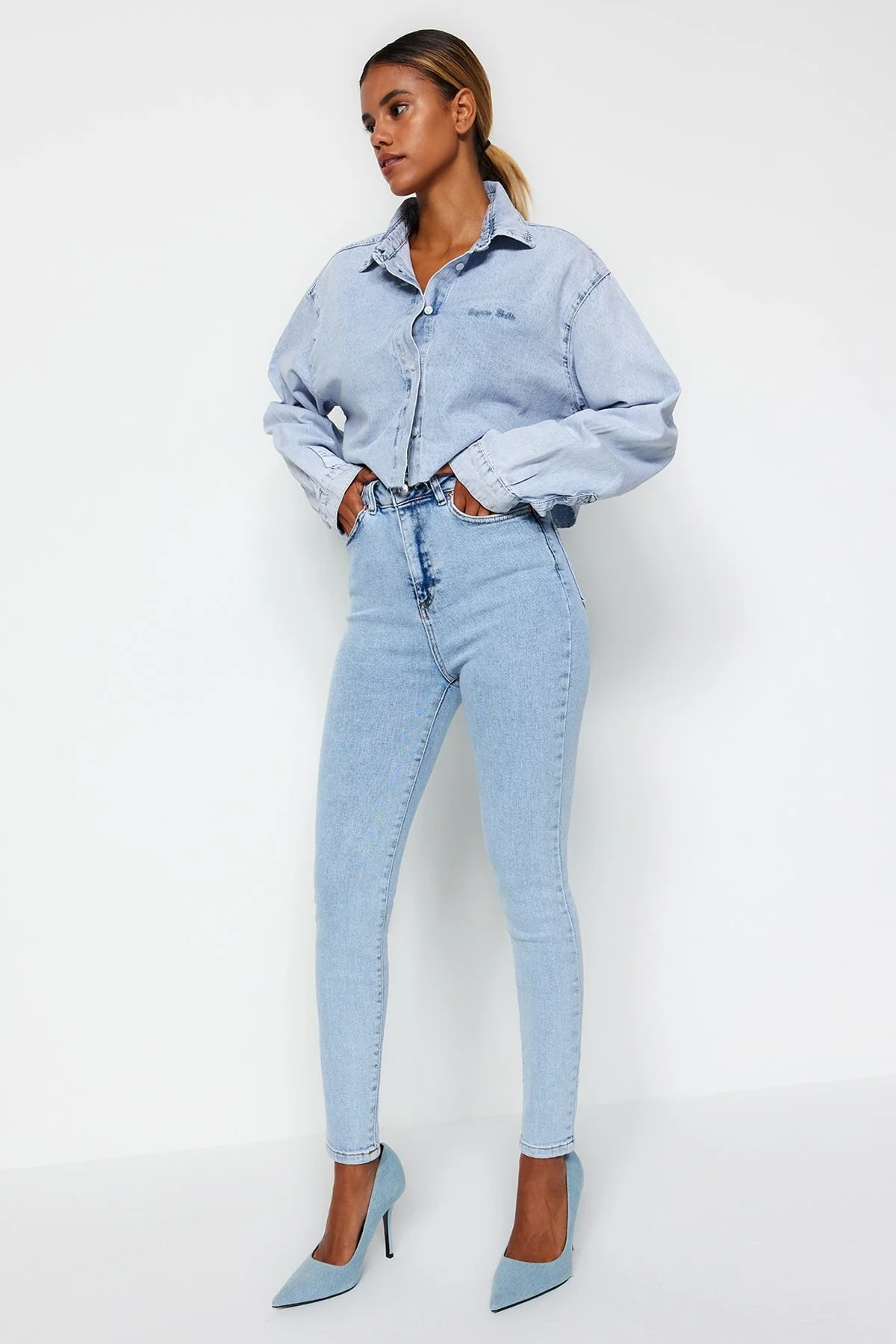 Trendyol Collection  Hellblaue Skinny Jeans mit hoher Taille TWOSS23JE00072