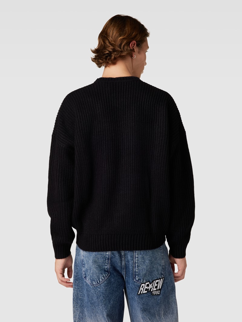 Strickpullover mit überschnittenen Schultern in schwarz