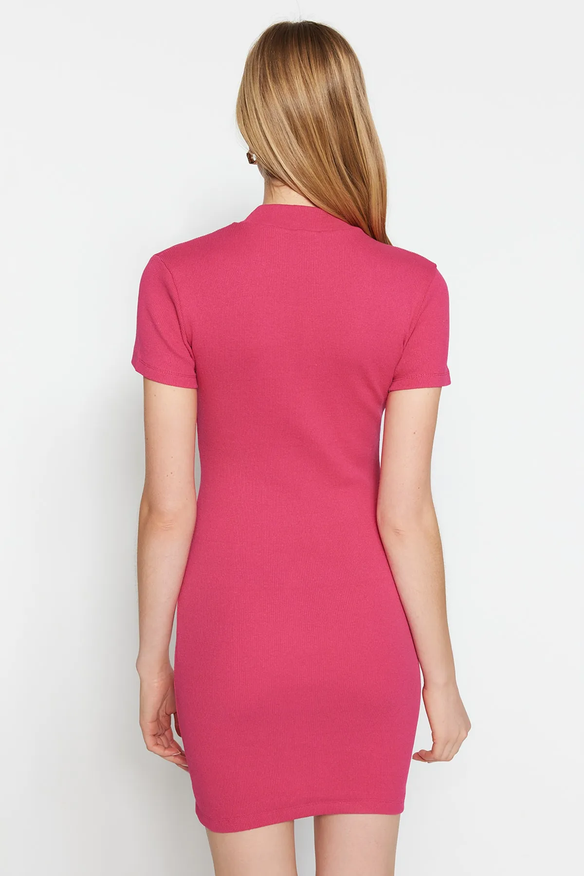 Trendyol Collection  Fuchsia Kurzärmliges, geripptes, dehnbares Mini-Bleistiftkleid aus Strick mit Rundhalsausschnitt TWOSS22EL2822