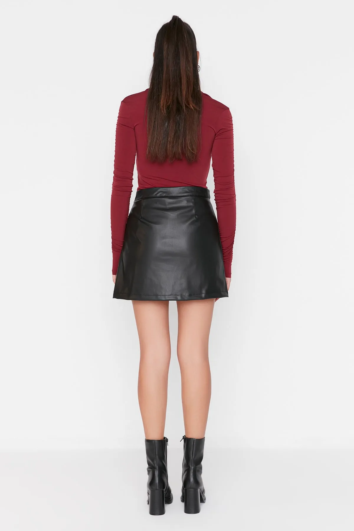 Trendyol Collection  Schwarzer Shortsrock aus gewebtem Kunstleder mit Reißverschluss TWOAW23SR00010