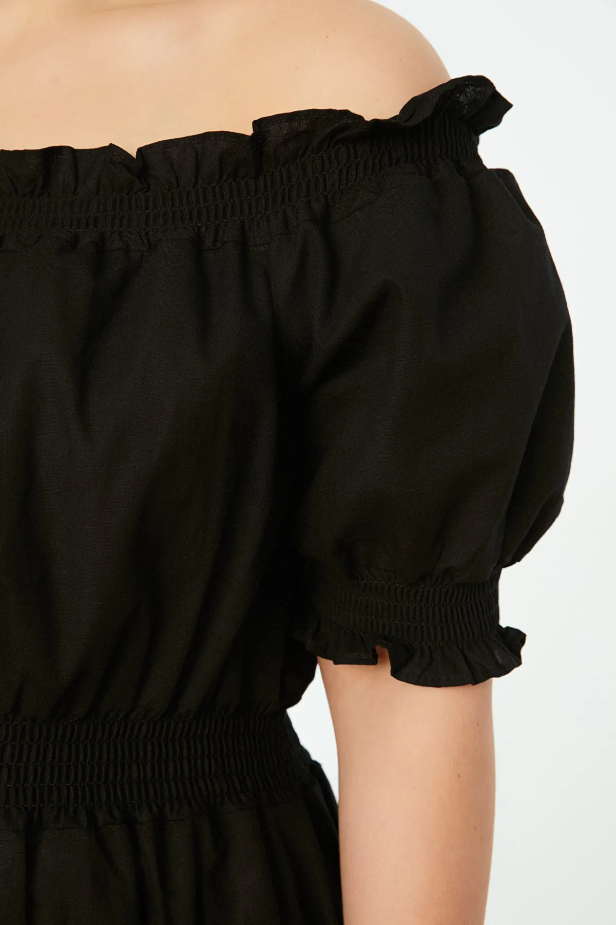 Trendyol Curve  Schwarzes gewebtes Kleid mit gerafftem Carmenkragen TBBSS22EL1633