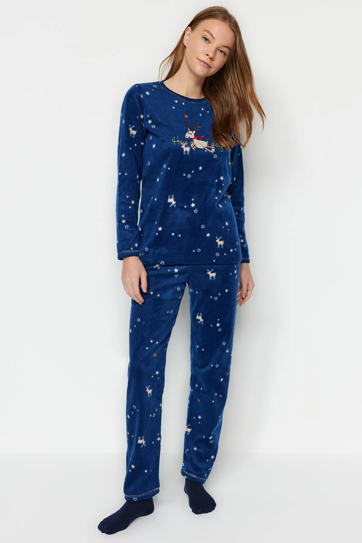 Trendyol Collection  Marineblaues gestricktes Pyjama-Set mit Polarstern-Stickerei und detaillierter T-Shirt-Hose THMAW24PT00269