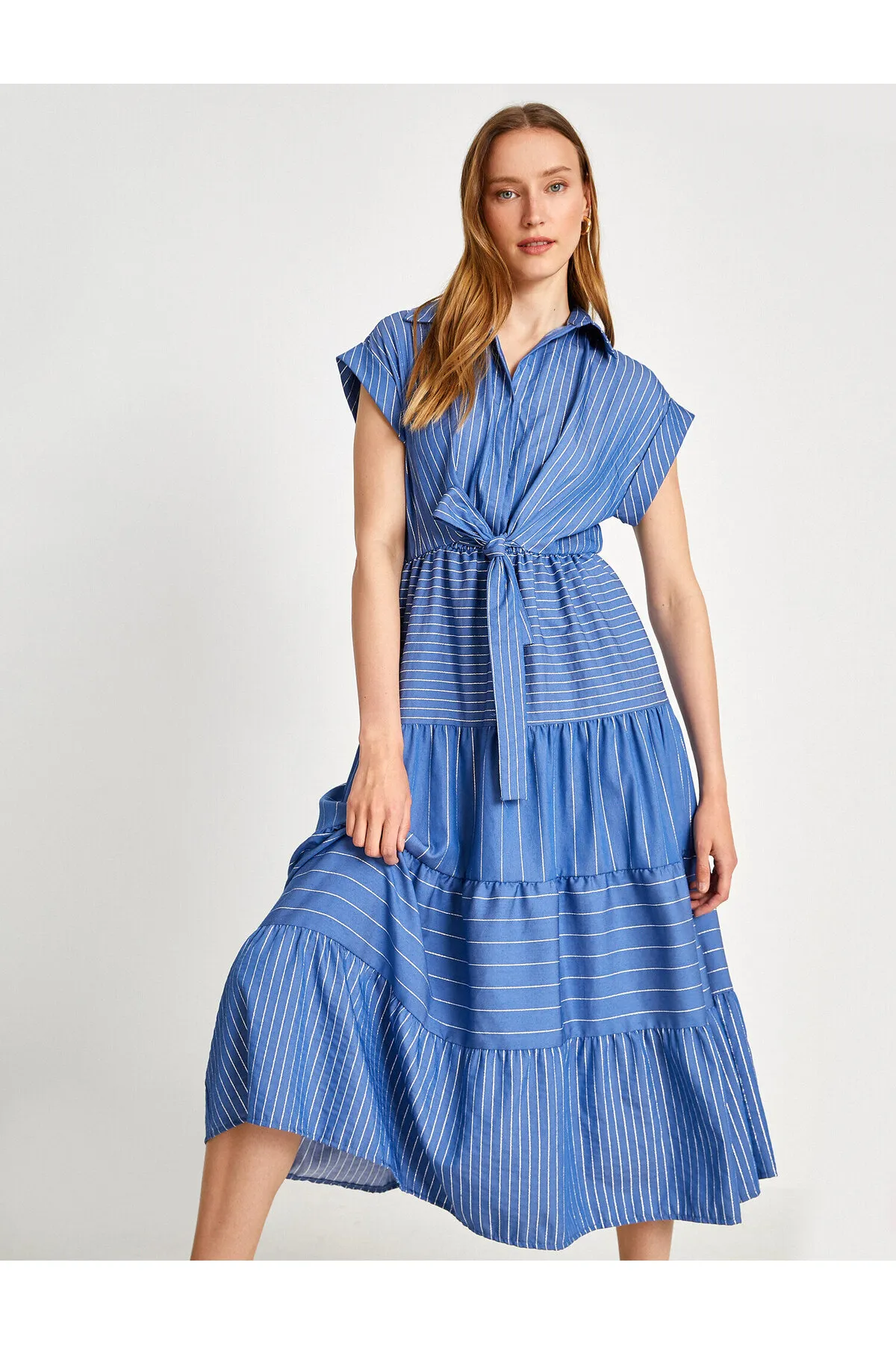 Koton  Langes Rüschenkleid mit Bindedetail und kurzen Ärmeln