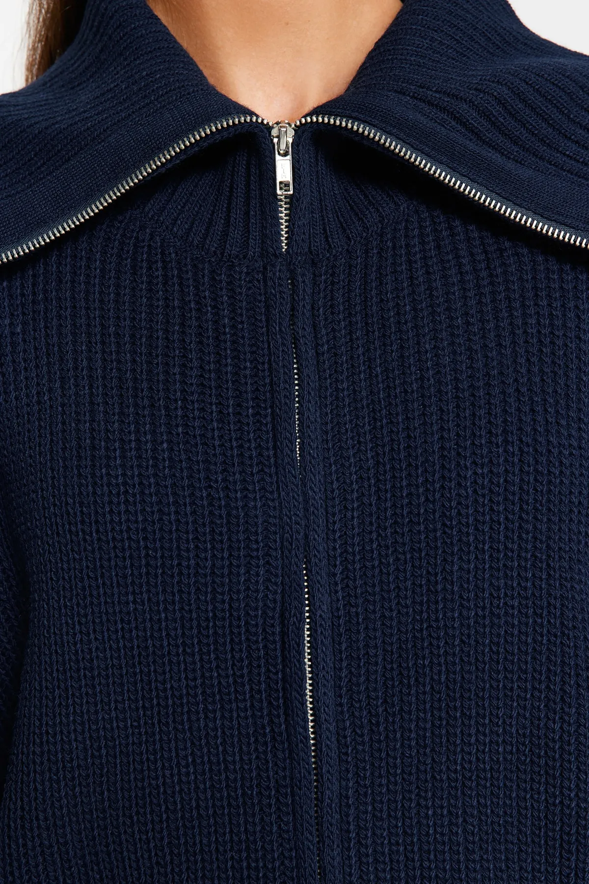 Trendyol Collection  Marineblauer Strick-Cardigan mit Degaje-Kragen und Reißverschluss TWOAW24HI00072