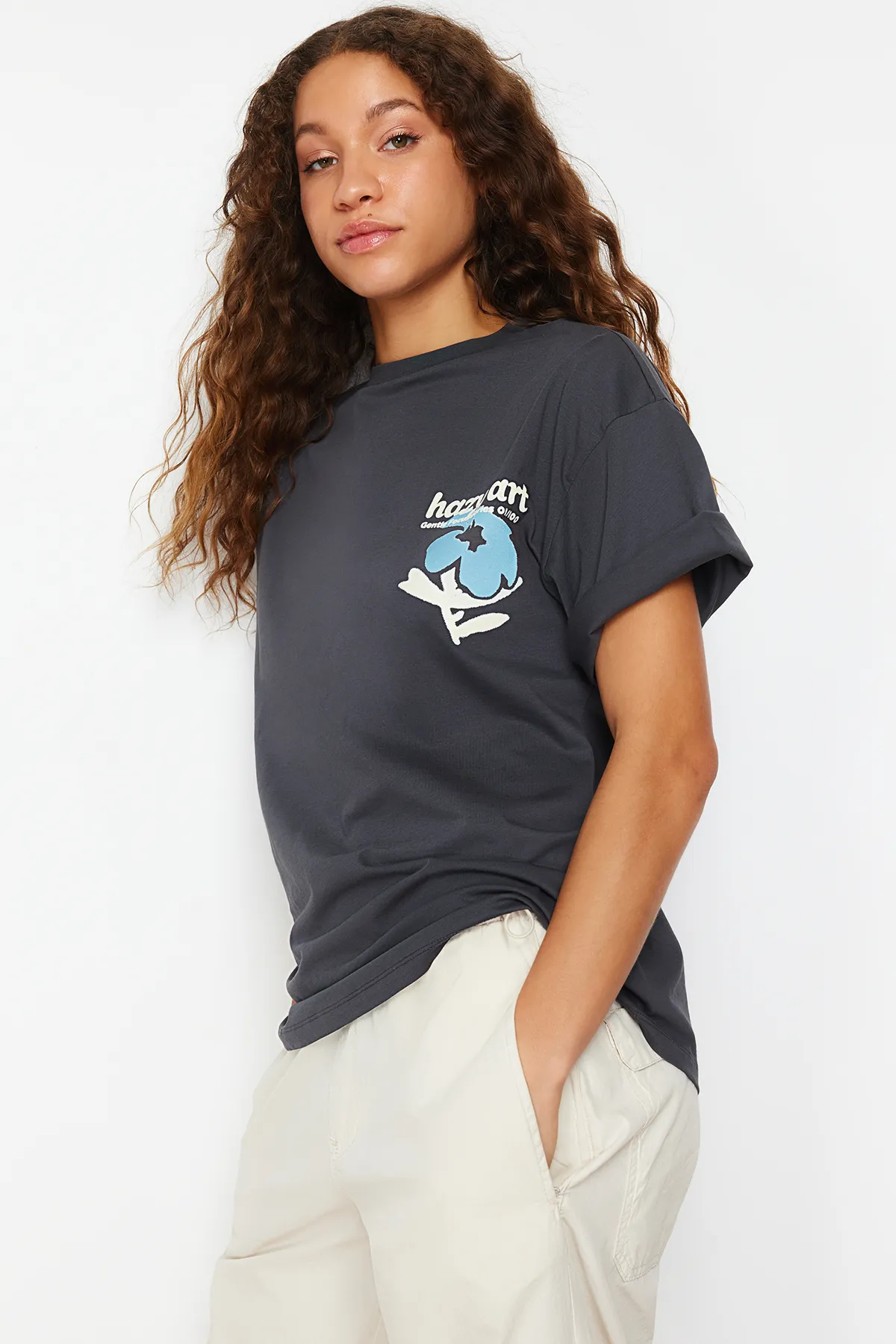 Trendyol Collection  Anthrazitfarbenes Strick-T-Shirt aus 100 % Baumwolle auf der Rückseite und der Vorderseite mit übergroßem/weitem Muster TWOSS24TS00056