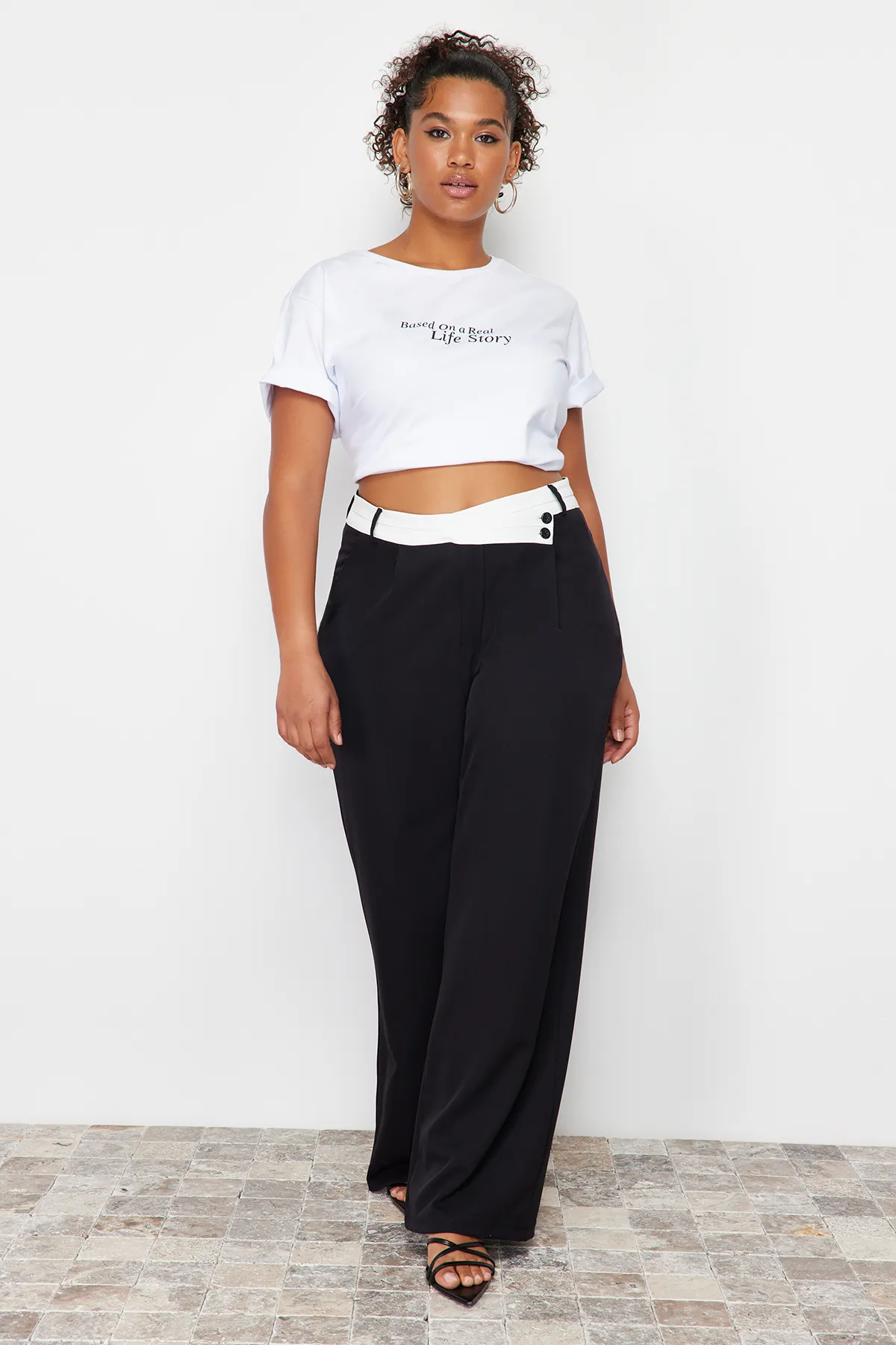 Trendyol Curve  Schwarze Webhose mit hoher Taille und weitem Bein TBBSS24AR00016