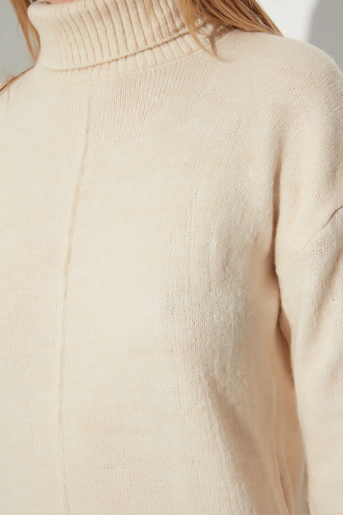 Trendyol Collection  Rollkragenpullover aus beigem Wollstrick TWOAW23EL00536