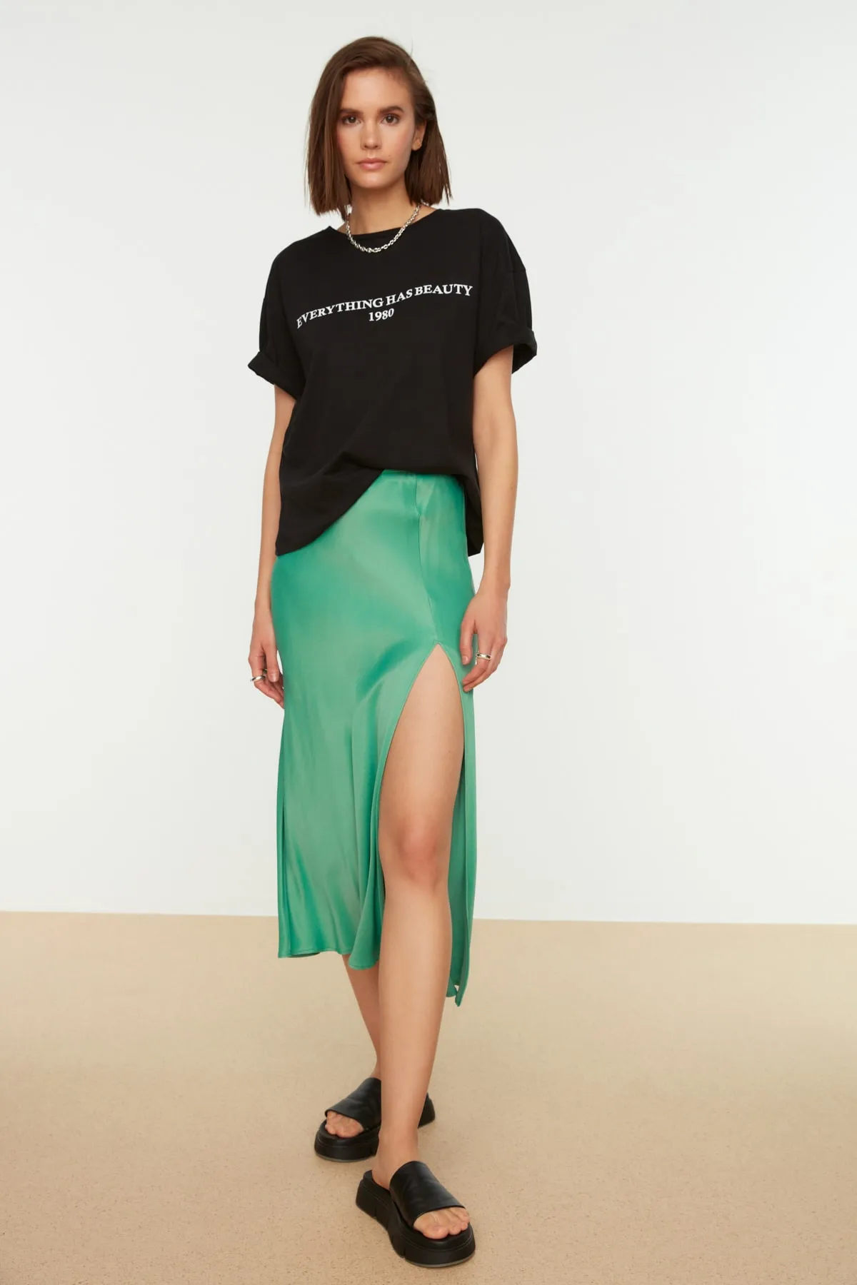 Trendyol Collection  Schwarzes, locker geschnittenes Strick-T-Shirt mit Rundhalsausschnitt aus 100 % Baumwolle mit Slogan-Aufdruck TWOSS19GH0034