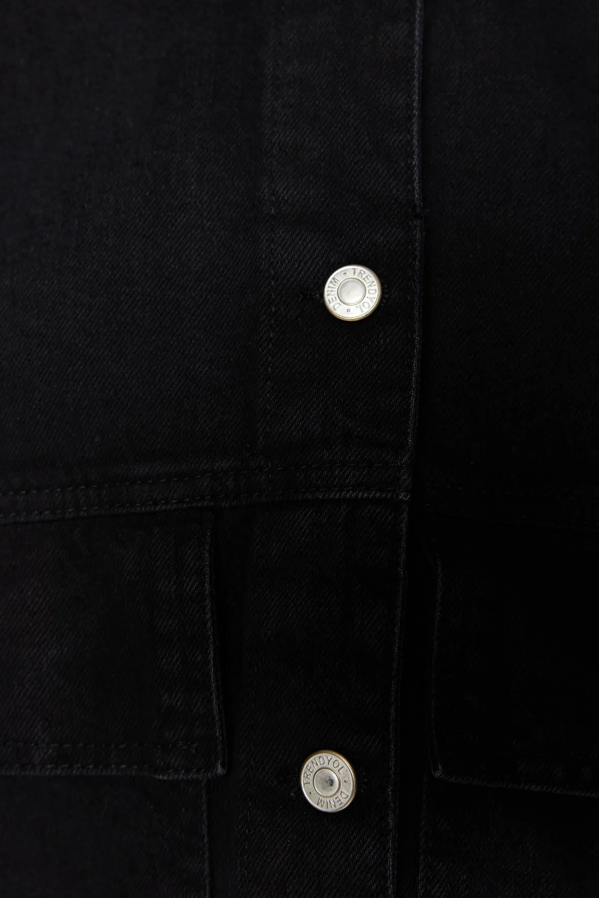 Trendyol Collection  Schwarze Oversize-Jeansjacke mit Taschendetail TWOSS23CE00021