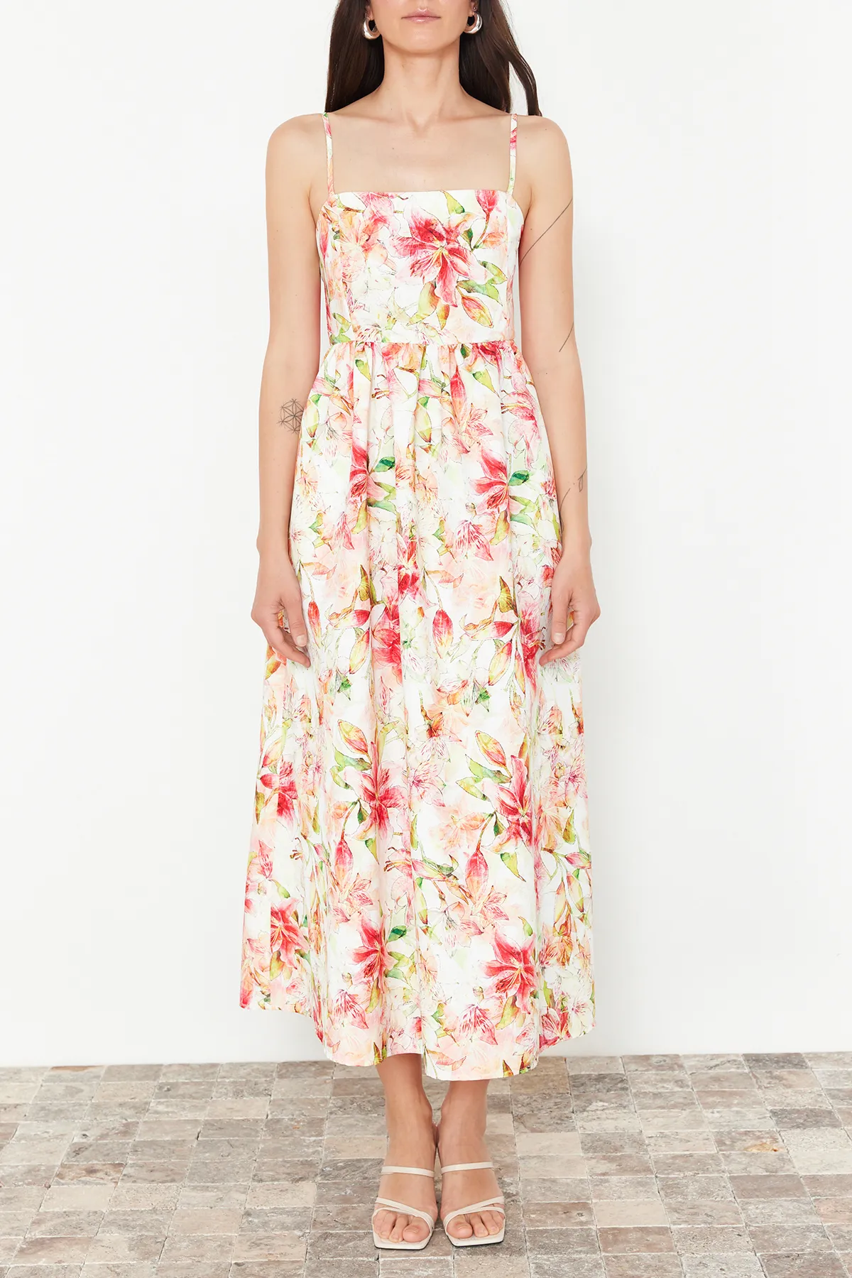 Trendyol Collection  Mehrfarbiges, gewebtes A-Linien-Kleid mit Blumendruck und quadratischem Ausschnitt TWOSS23EL02382