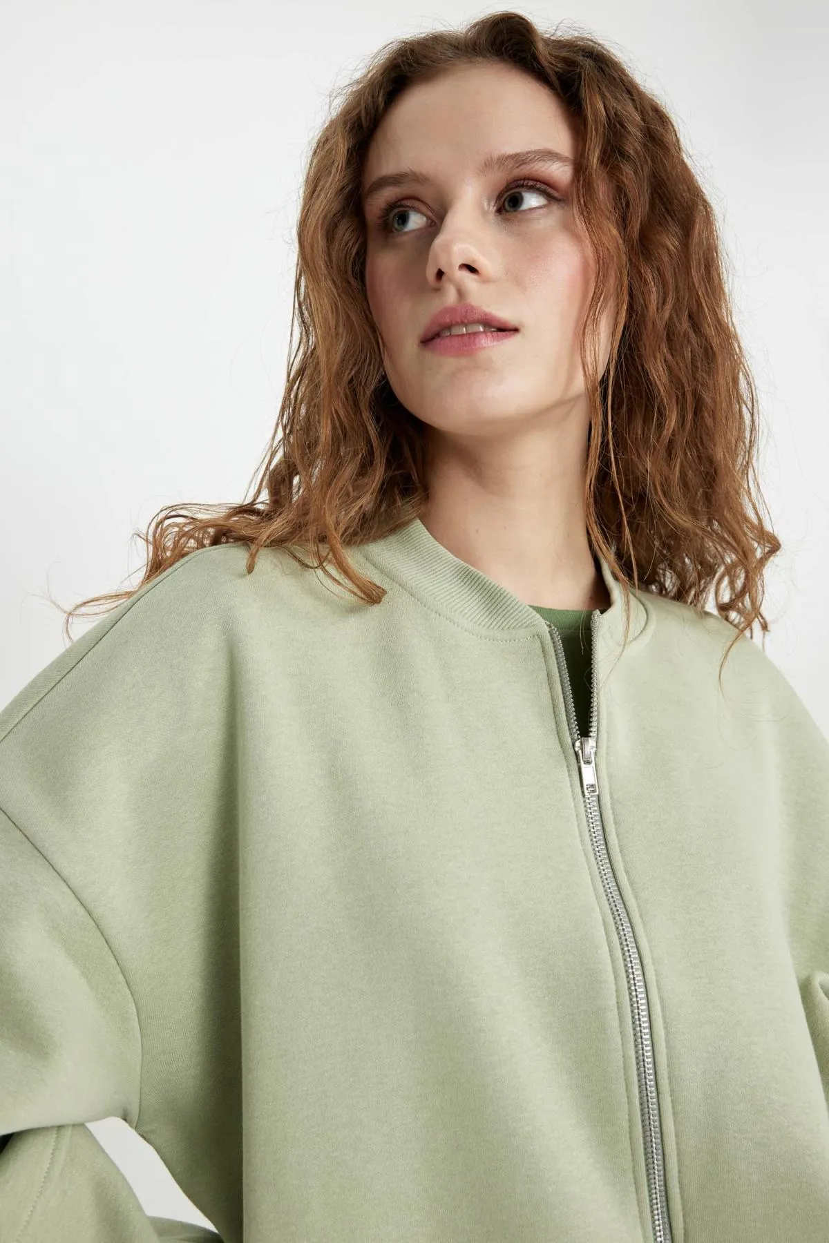 DeFacto  Oversize-Passform, College-Kragen, weicher, pelziger Bomber-Cardigan aus dickem Stoff C5233ax24sp