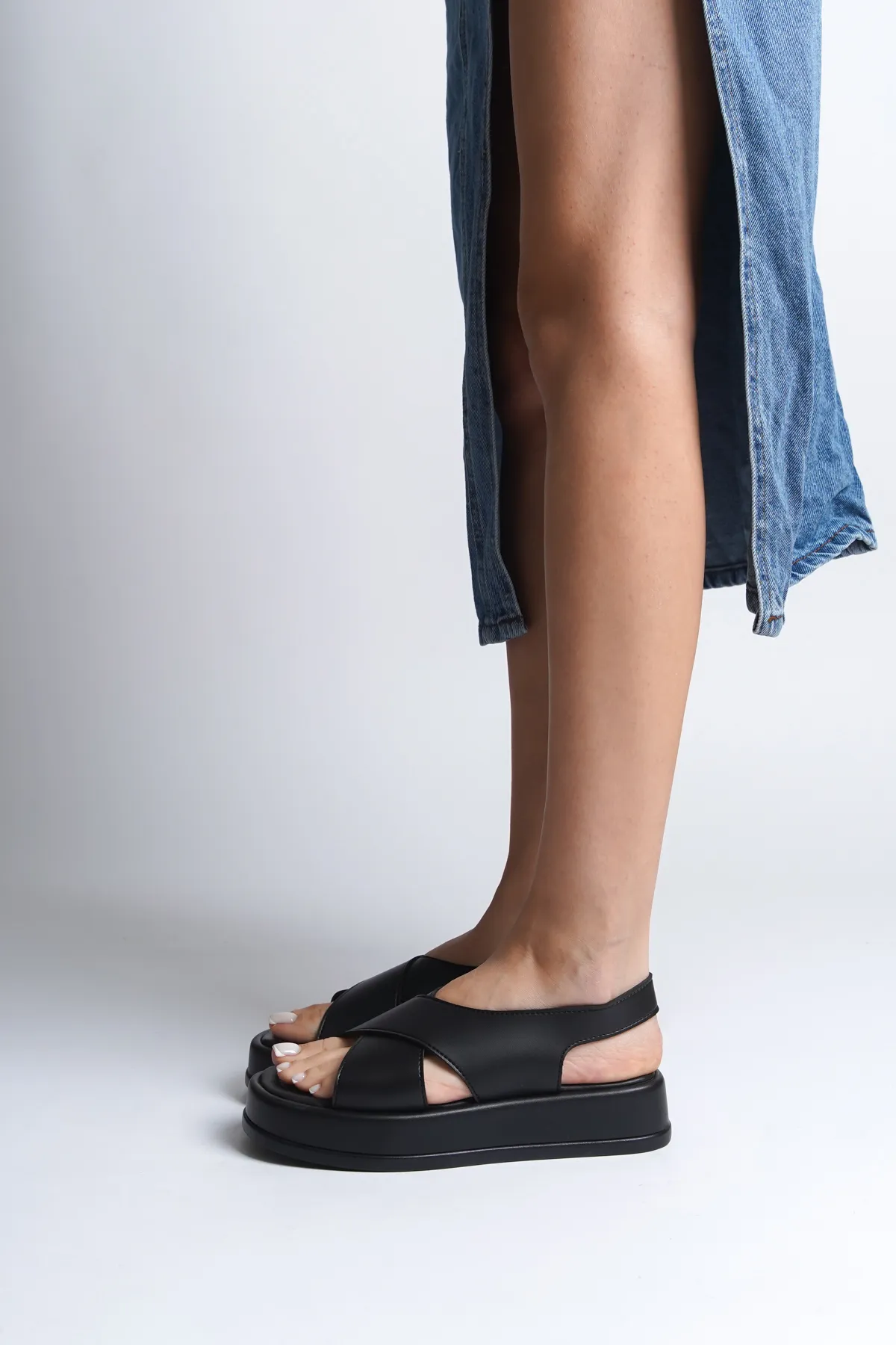 Capone Outfitters  Damensandalen mit Keilabsatz und Kreuzriemen