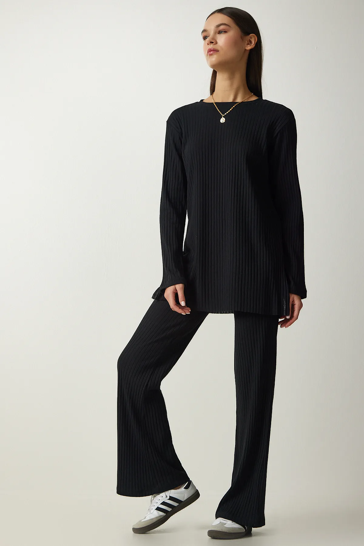 Happiness İstanbul  Schwarzes Damen-Set aus schnurgebundener Strickbluse und Hose OW00008