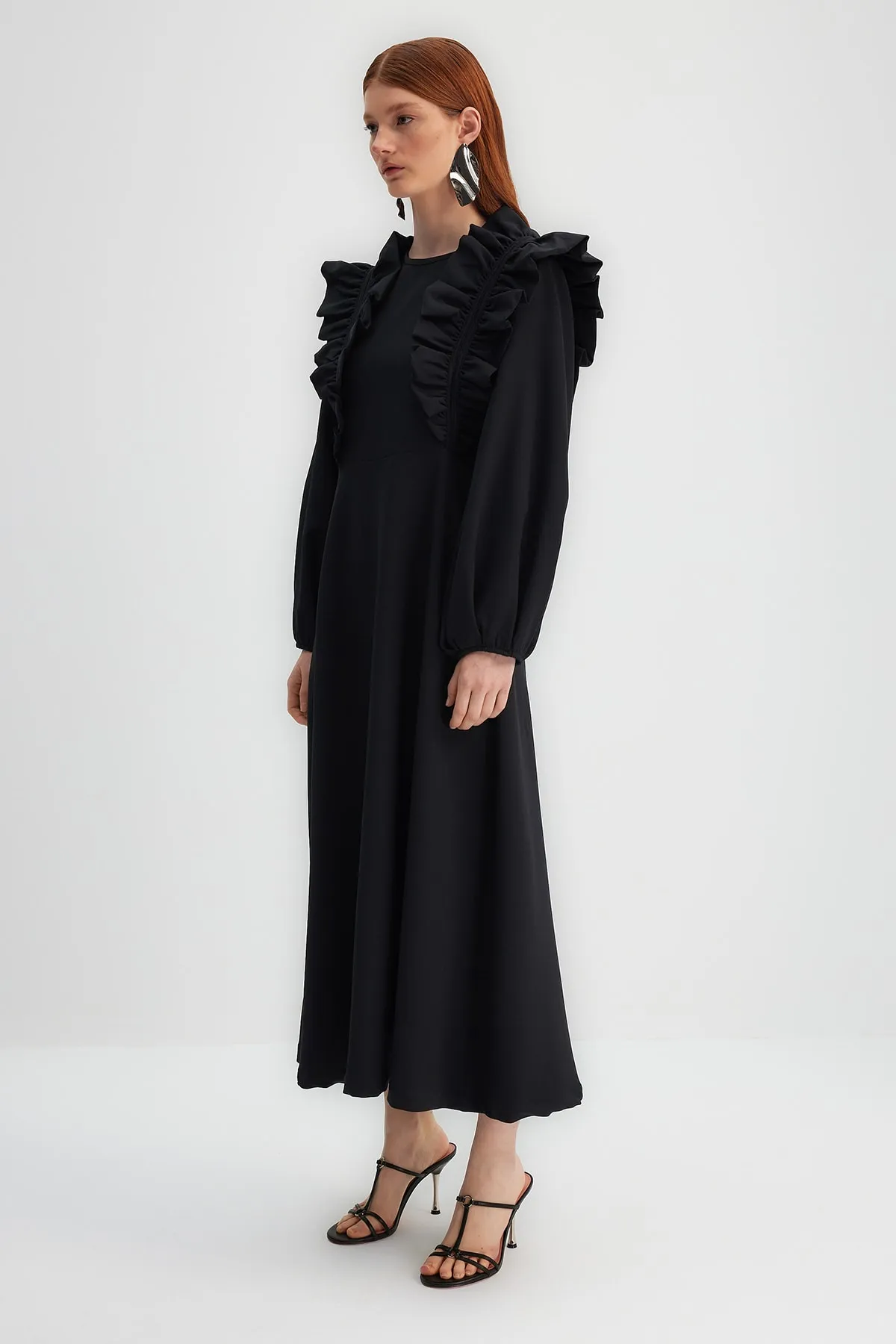 Trendyol Modest  X Kevser Sarıoglu Schwarzes Abendkleid mit Rüschendetails und Schultern TCLSS23DB00008
