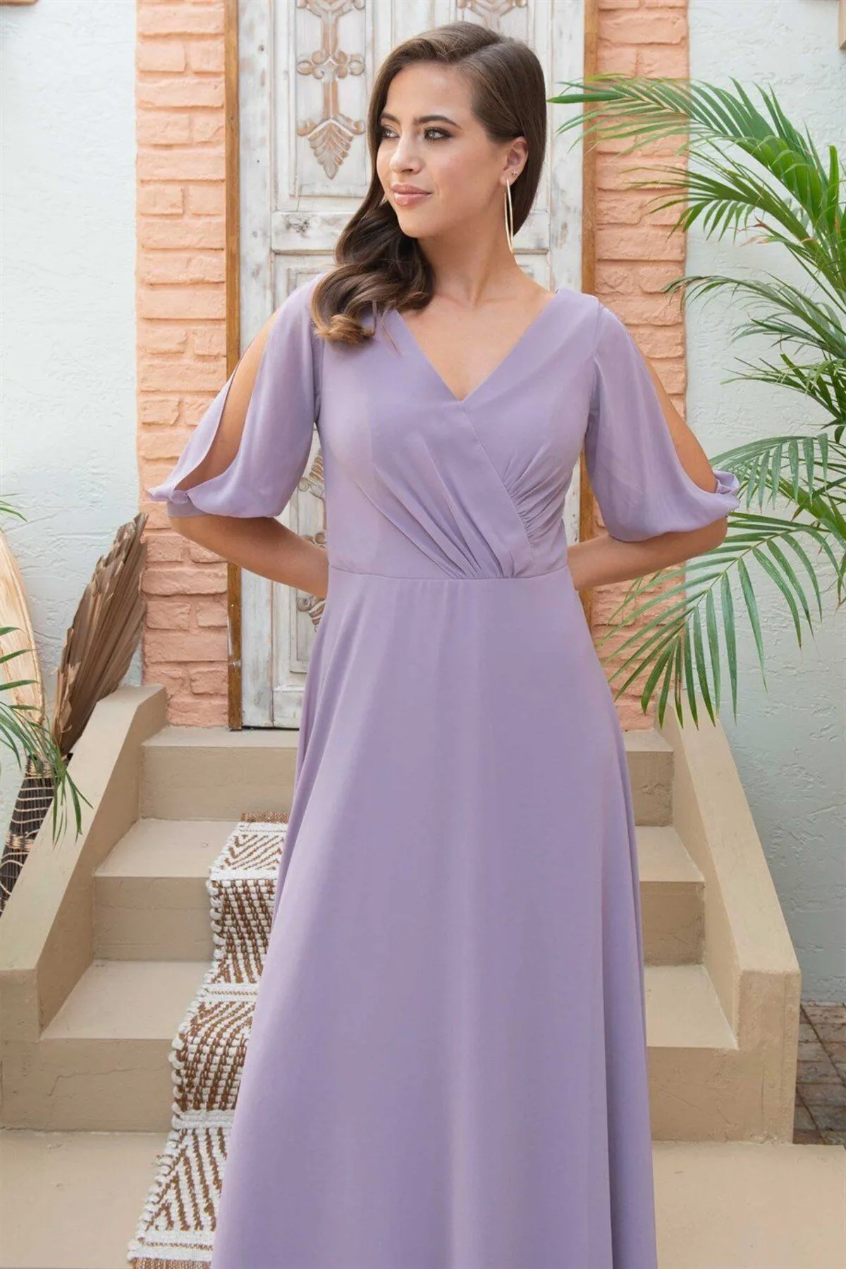 Carmen  Langes Abendkleid aus Chiffon mit Wassermelonenärmeln und V-Ausschnitt in Lavendel