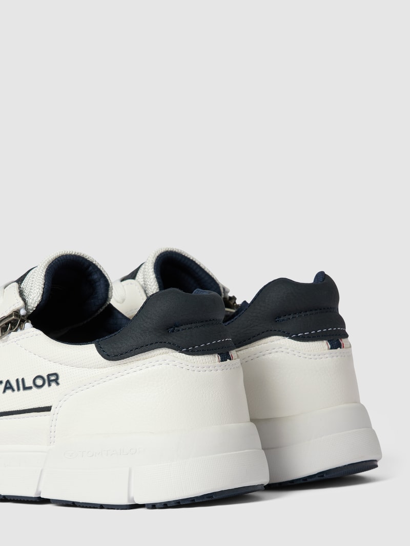 Sneaker mit Label-Details in weiß