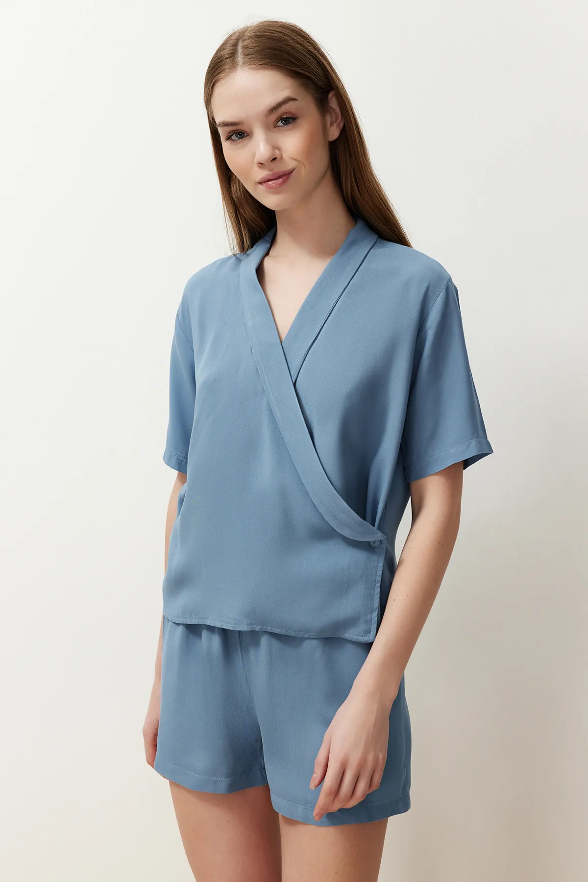 Trendyol Collection  Blaues geknöpftes zweireihiges Pyjama-Set aus gewebter Viskose mit Kragen THMSS24PT00148