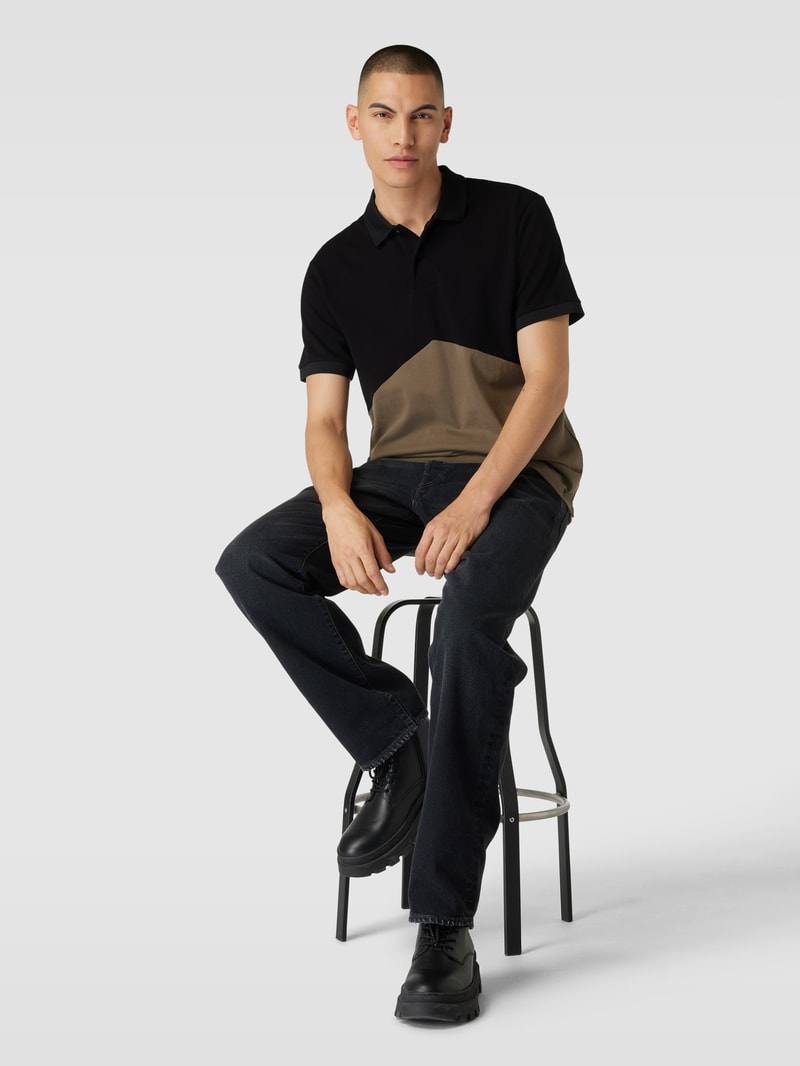 Poloshirt mit Label-Detail in schwarz