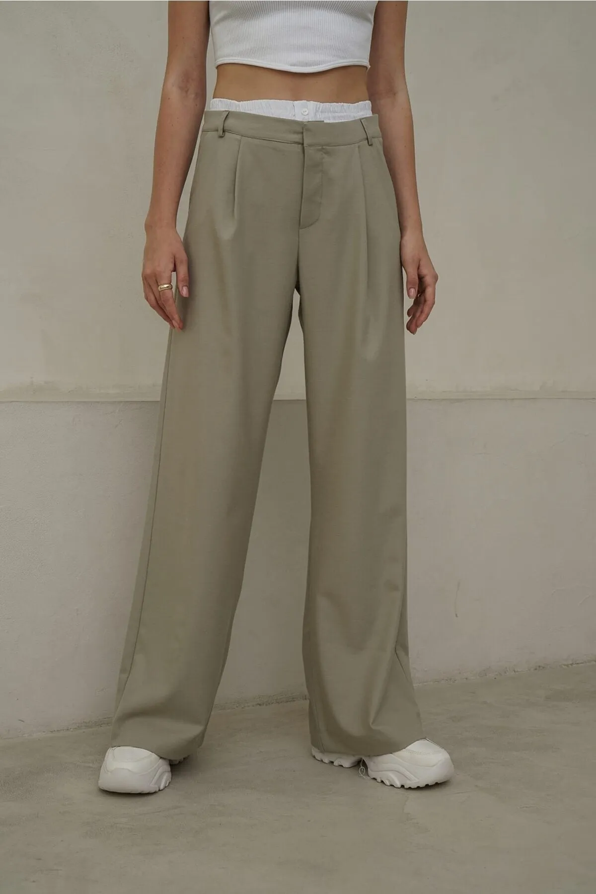 MAİ COLLECTİON  Olivgrüne Palazzo-Hose mit Mohnblumen-Boxerdetail