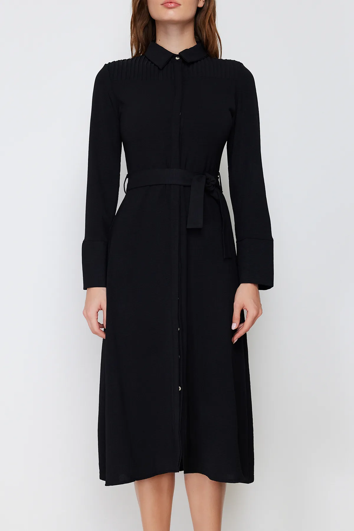 Trendyol Collection  Schwarzes, gewebtes Hemdkleid mit Gürtel und Knöpfen TWOAW24EL00359