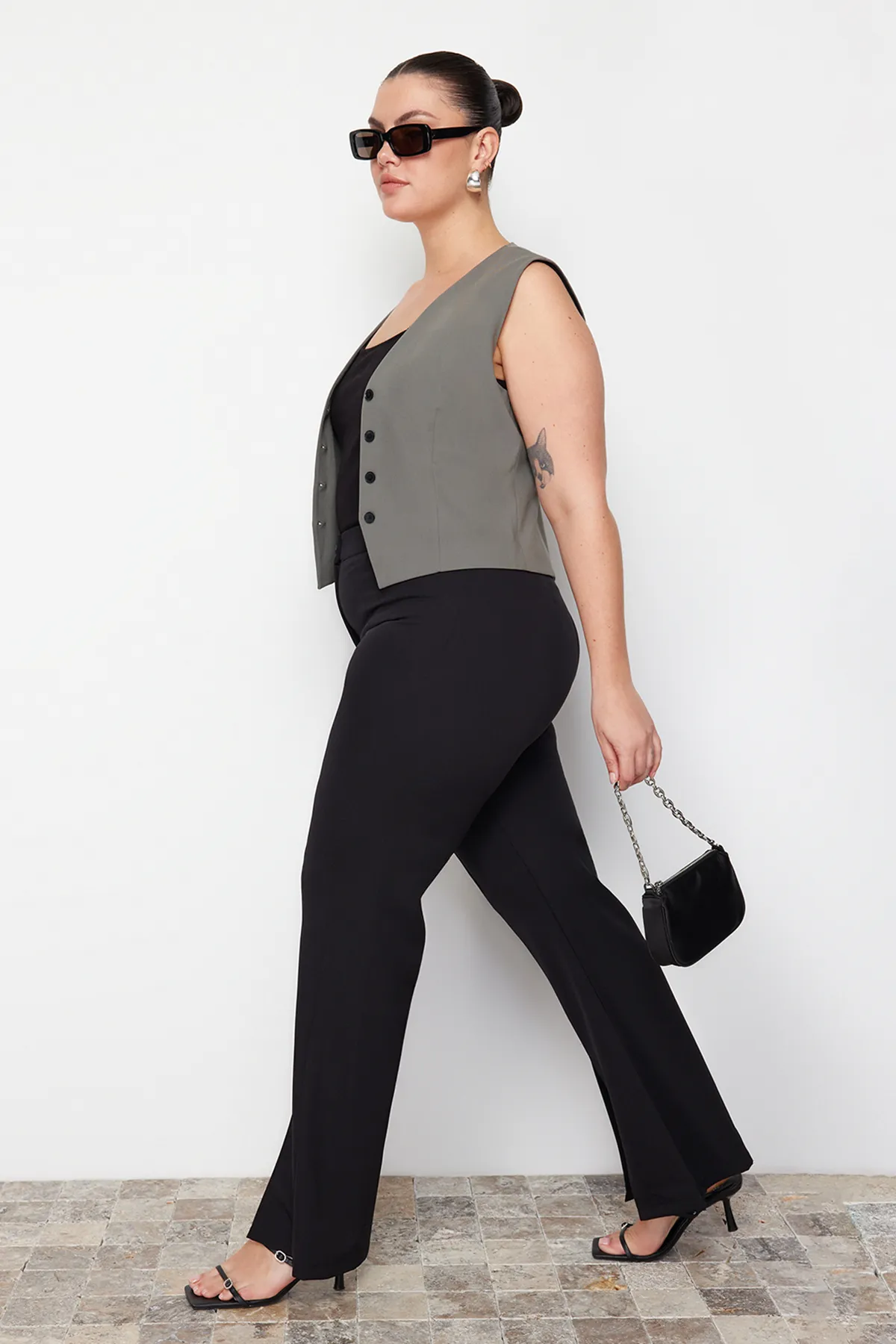 Trendyol Curve  Schwarze gewebte Hose mit weitem Bein und Schlitzdetail TBBAW23AR00008