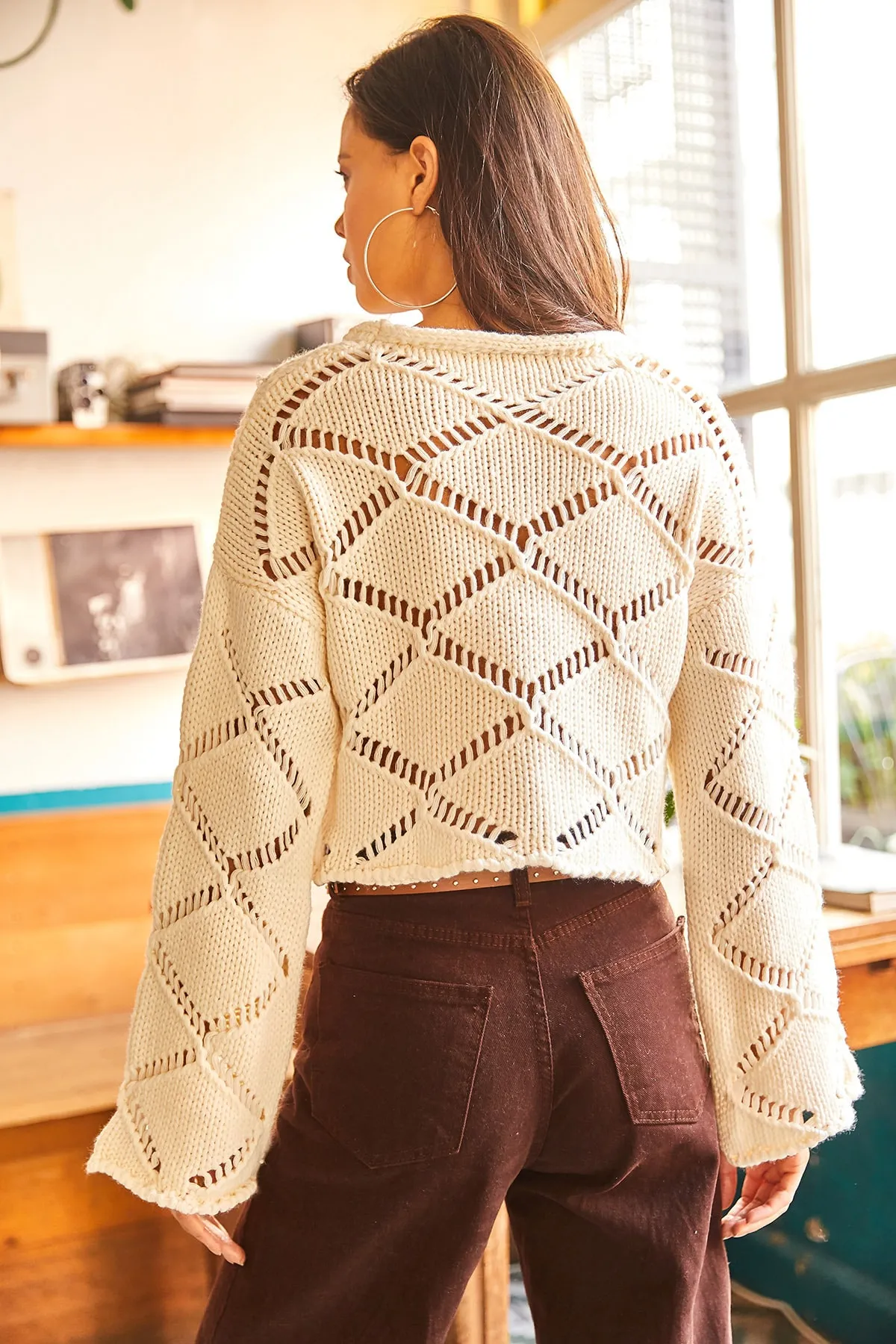 Olalook  Ecrufarbener, durchbrochener, weich strukturierter, dicker, kurzer Strickpullover für Damen KZK-19000438