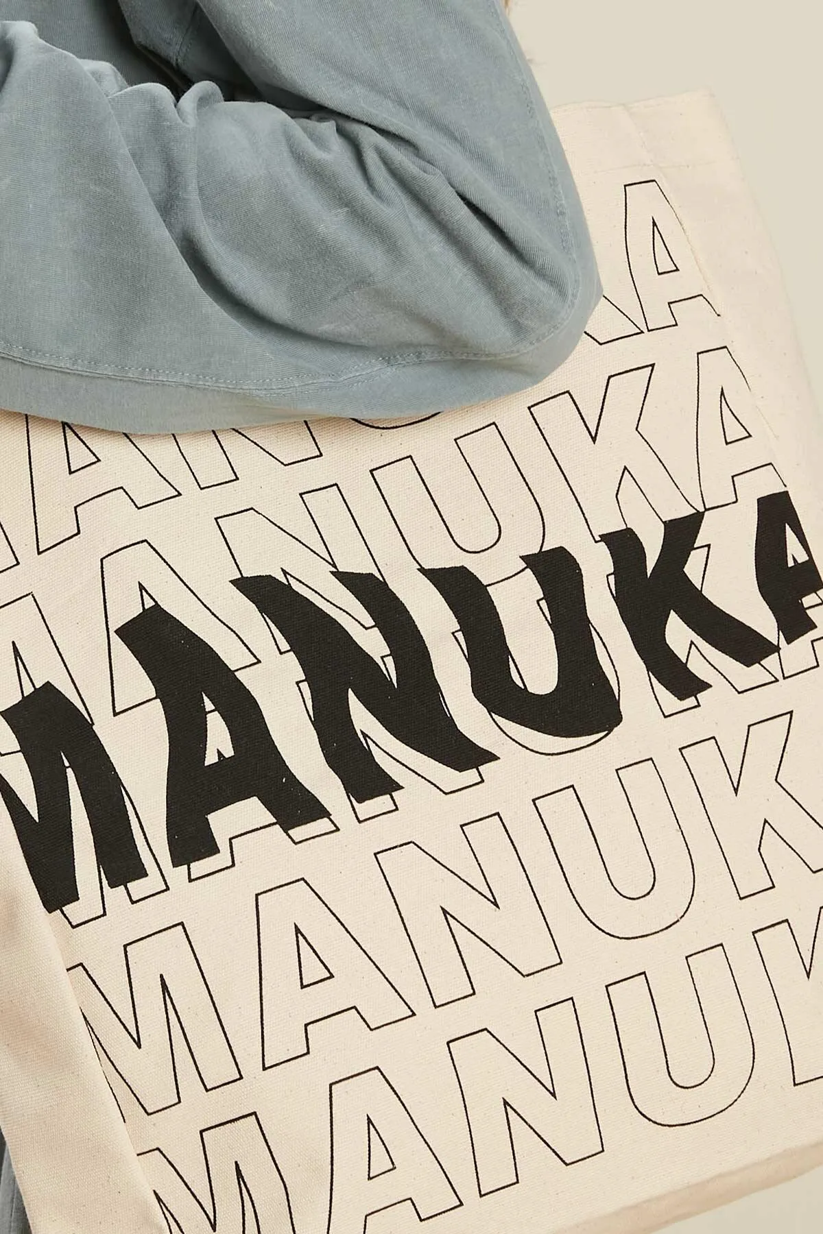 Manuka  Bedruckte Stofftasche mit Seitenfalten – Schwarz