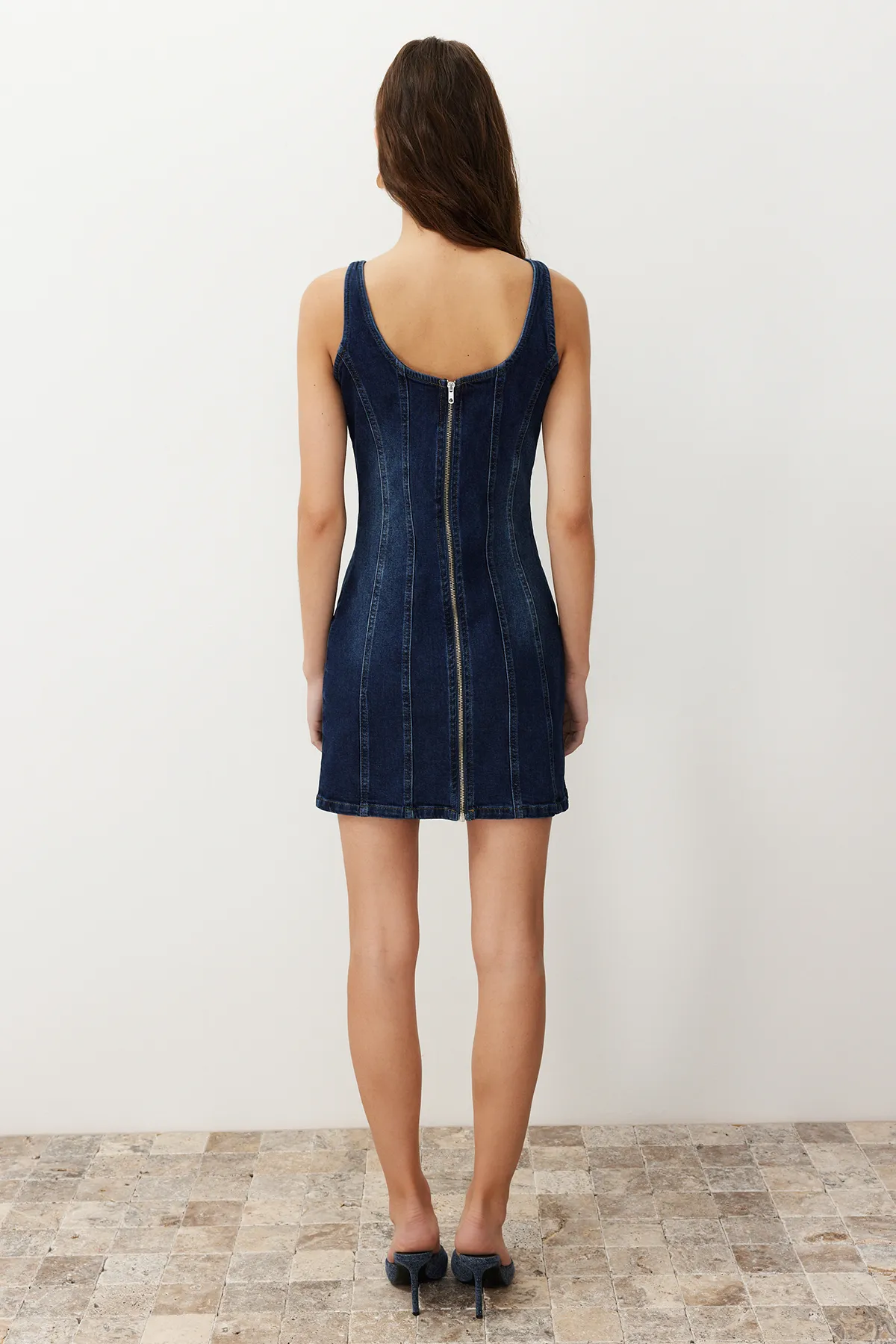 Trendyol Collection  Blaues, eng anliegendes Mini-Jeanskleid mit Nähten TWOSS24EL00284