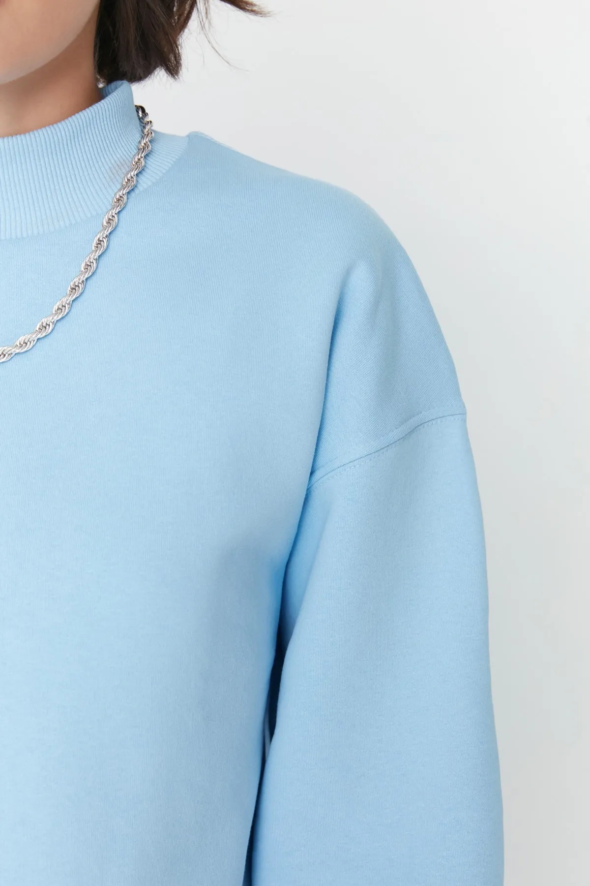 Trendyol Collection  Hellblaues, dickes Innenfleece-Sweatshirt mit Stehkragen und entspannter/bequemer Passform TWOAW20SW0584