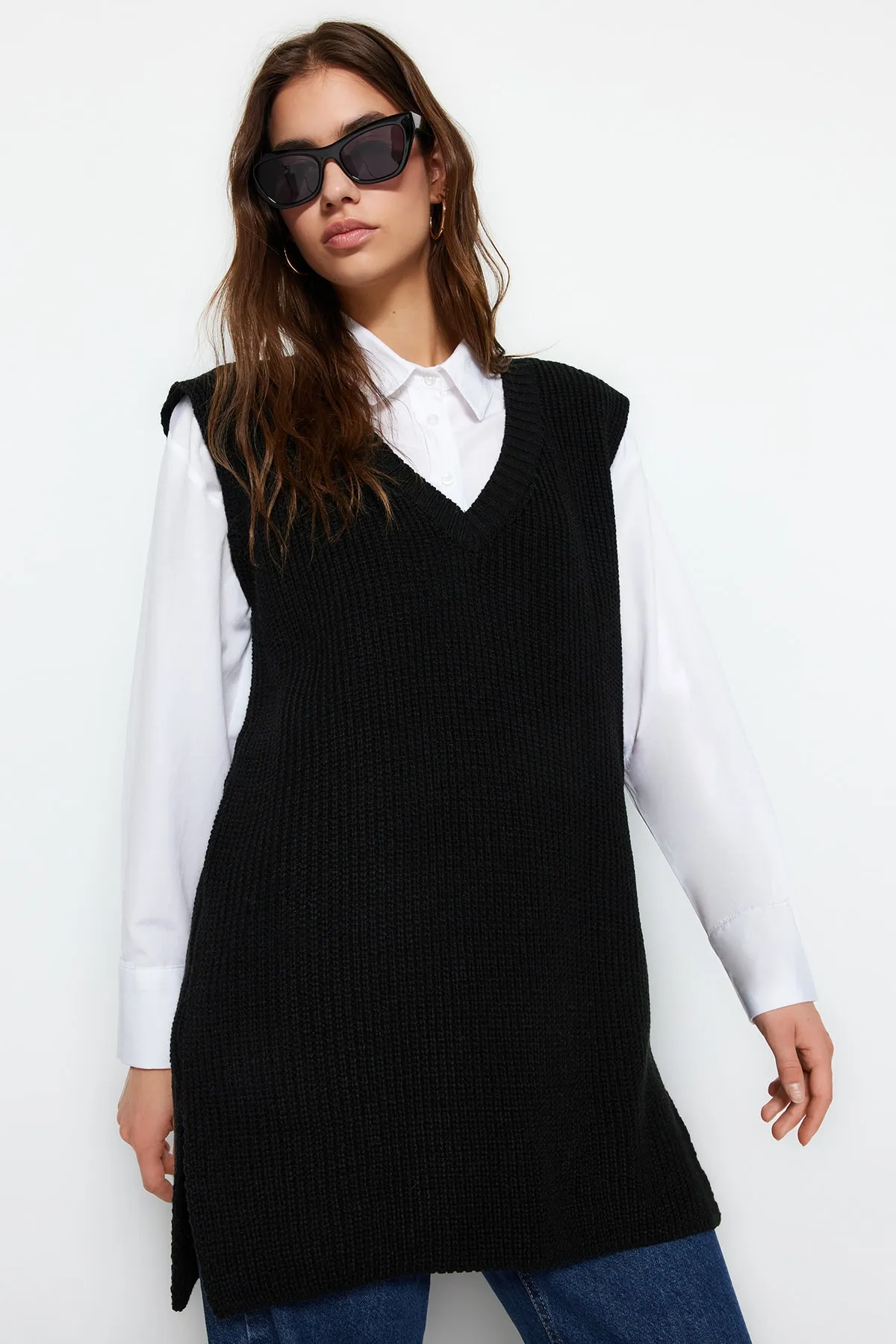 Trendyol Modest  Schwarzer Selanik-Strickpullover mit Schlitz und V-Ausschnitt TCTAW24UV00003