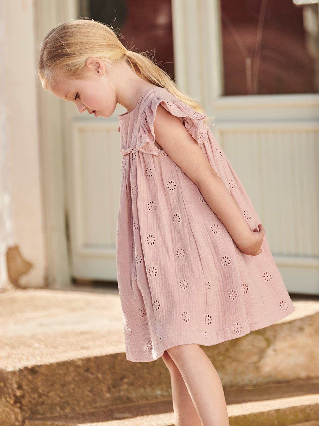 Robe en gaze de coton brodée fleurs fille rose poudré