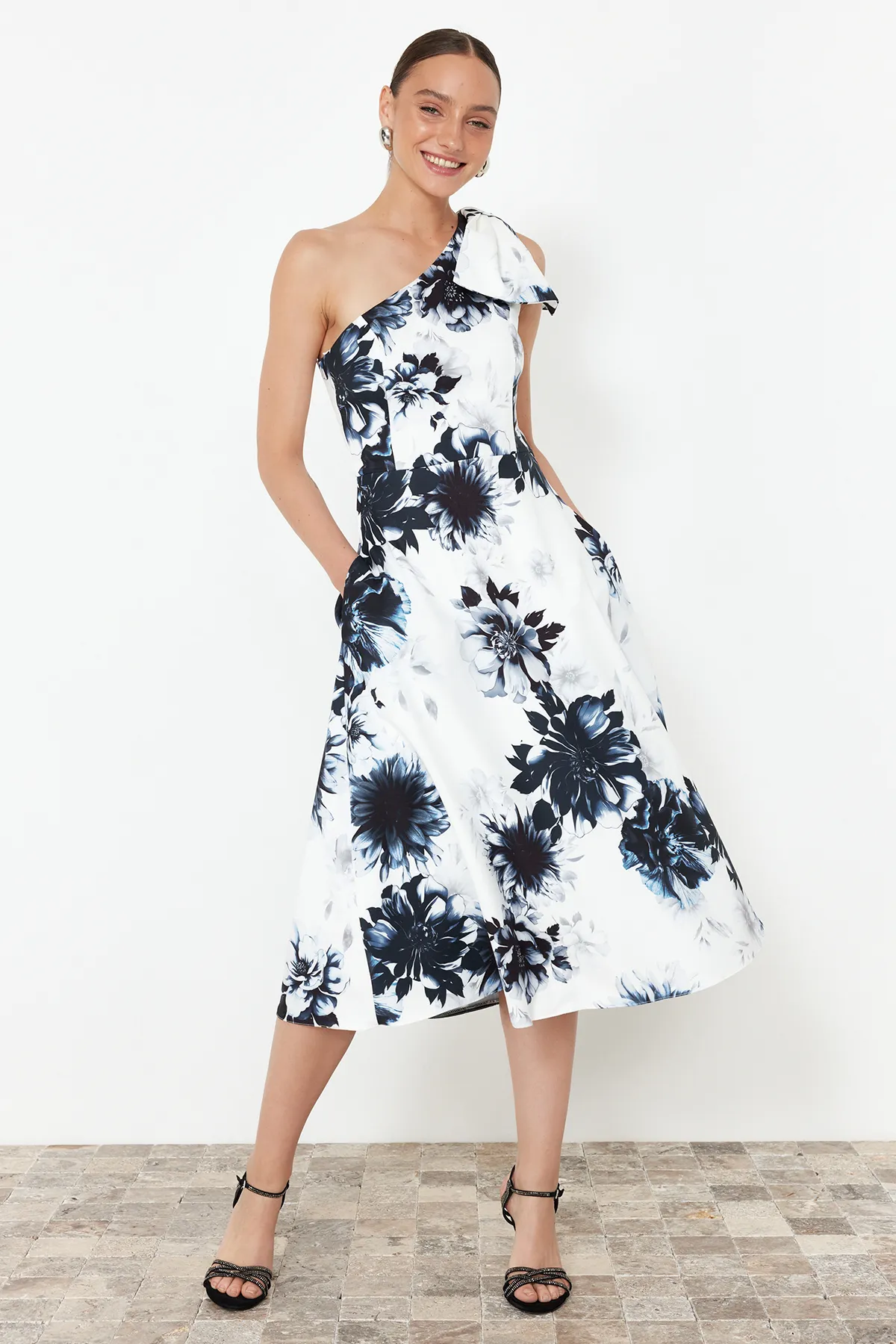 Trendyol Collection  Elegantes Abendkleid mit mehrfarbiger Schleife TPRSS24EL00105