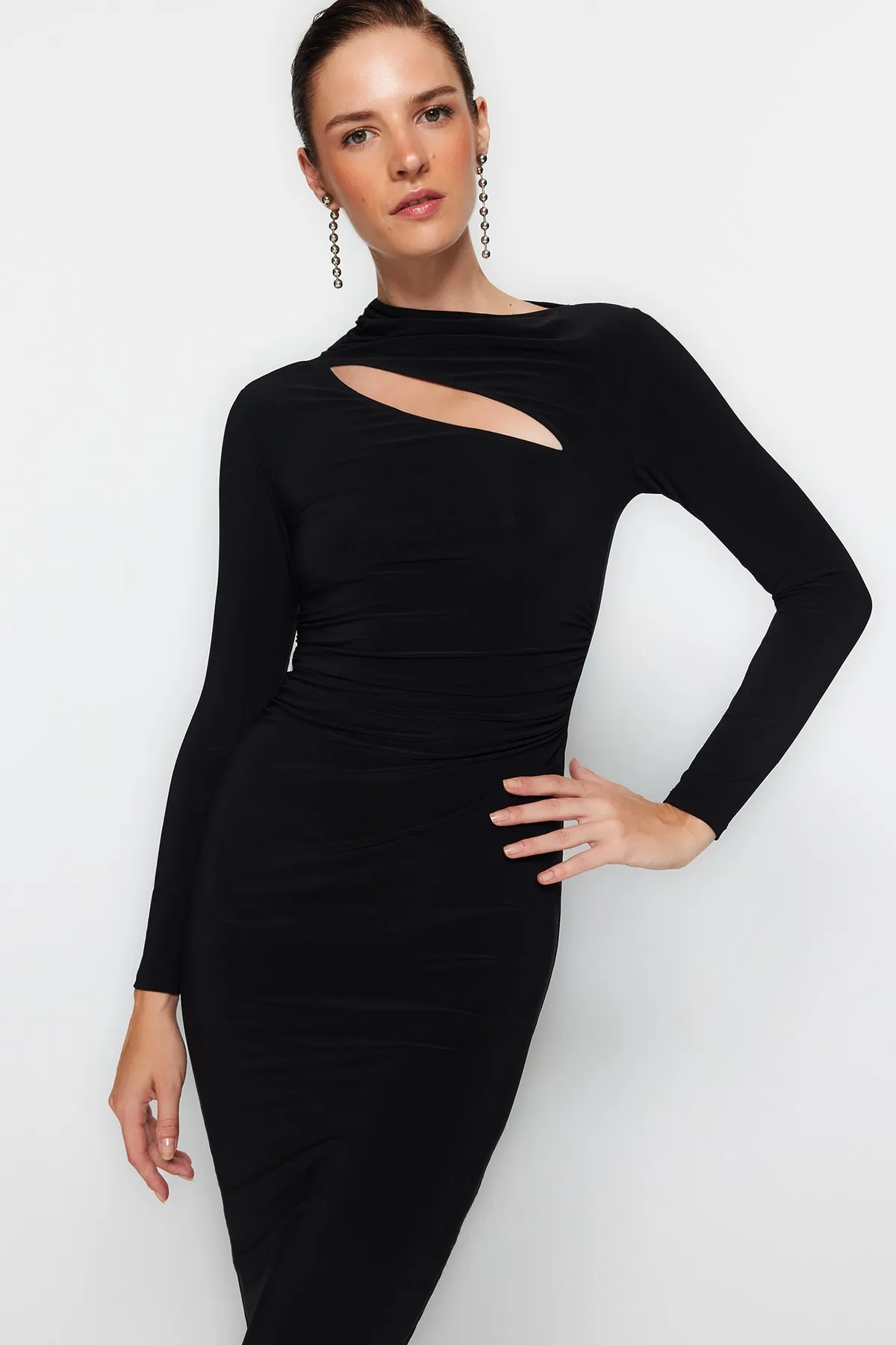 Trendyol Collection  Schwarzes, eng anliegendes, dehnbares Midi-Strickkleid mit Ausschnitten TWOAW24EL00142