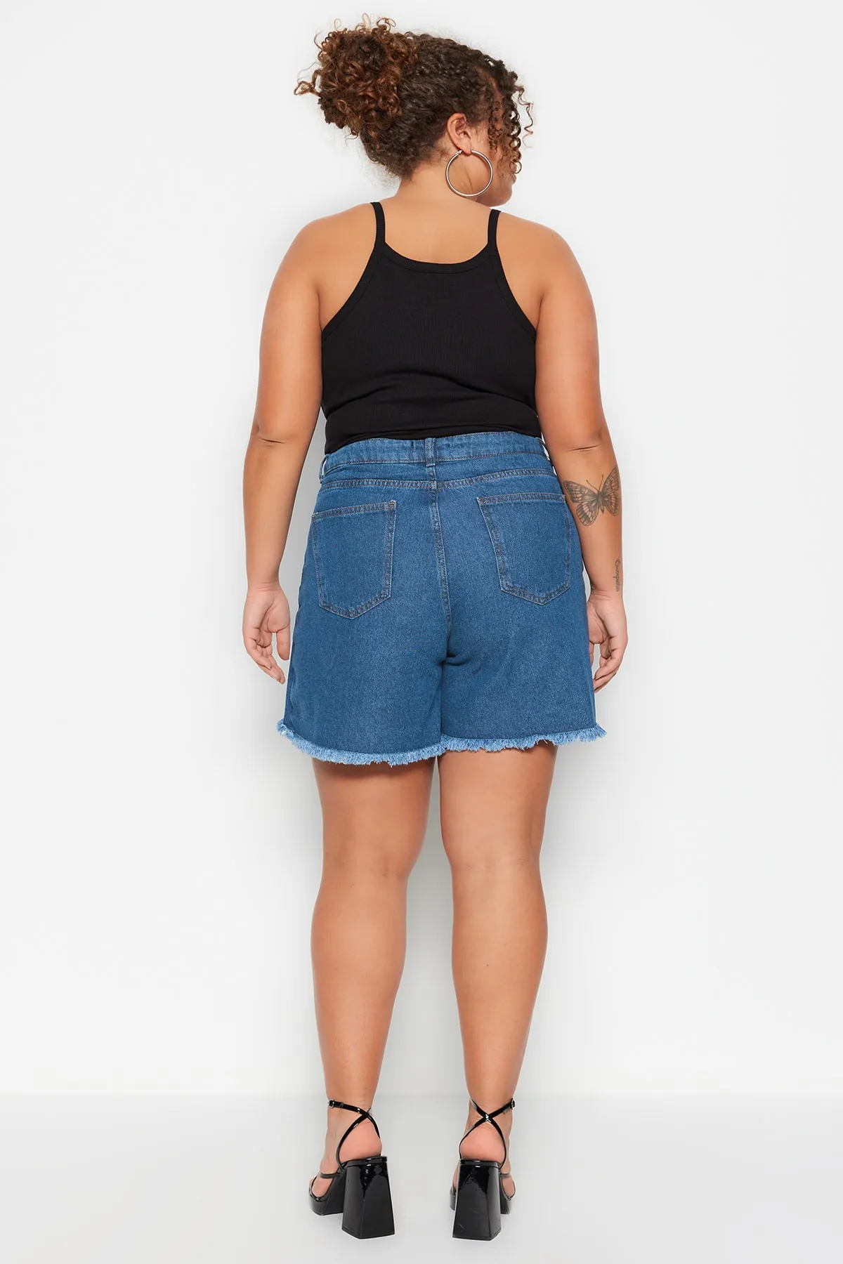 Trendyol Curve  Hellblauer Shorts-Rock mit hohem Taillensaum und Quasten TBBSS23AP00008