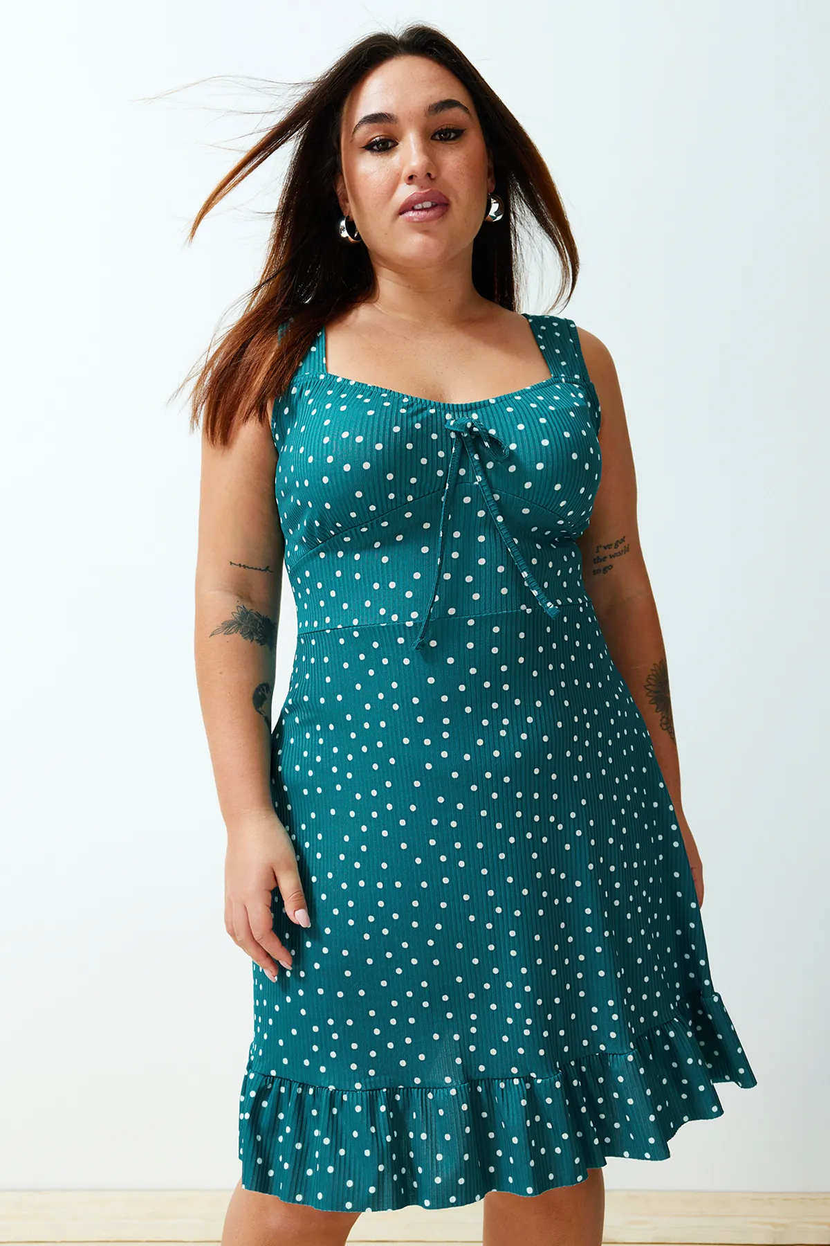 Trendyol Curve  Petrolfarbenes, gepunktetes Mini-Strickkleid mit quadratischem Kragen und Volants in A-Linie TBBSS24AH00127