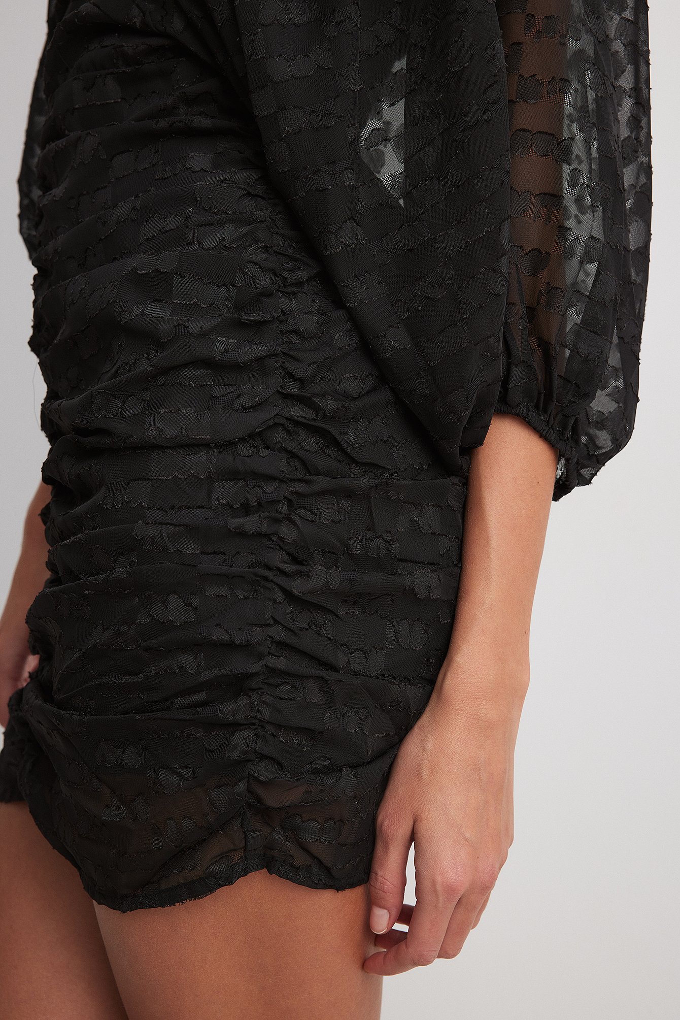 Gerafftes durchscheinendes Minikleid