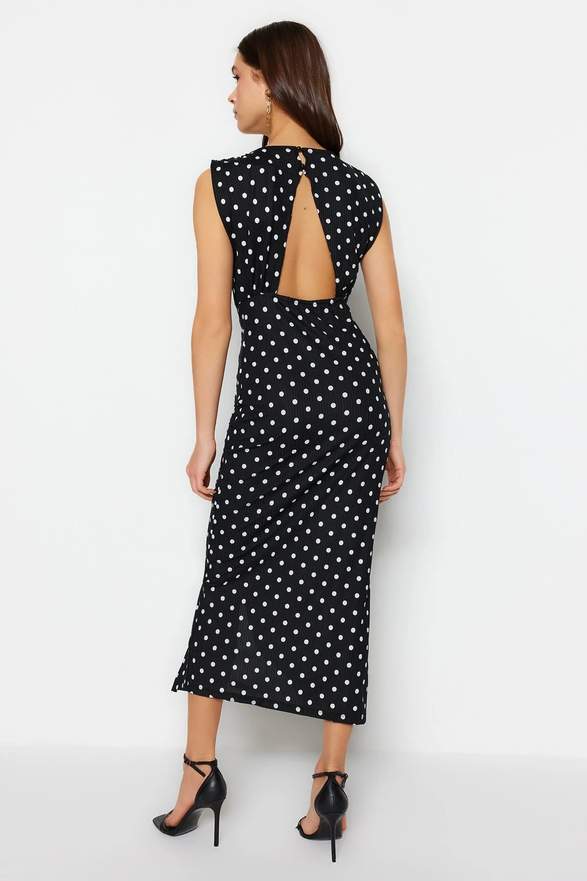 Trendyol Collection  Schwarzes, gepunktetes, tiefes Schlitzdetail am Rücken und flexiblem Strick-Bleistiftkleid TWOSS23EL02326