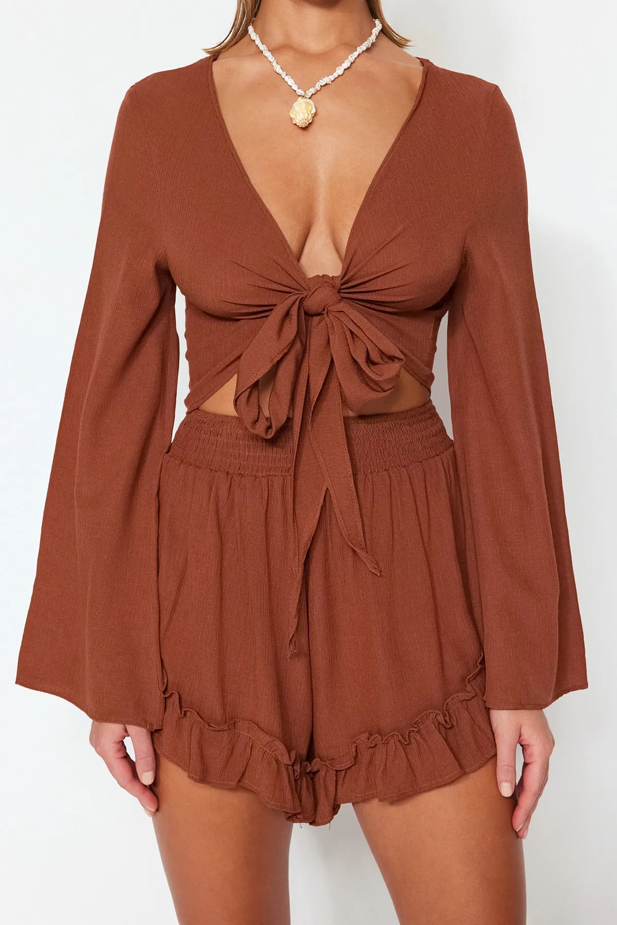 Trendyol Collection  Braunes Set aus gewebter Bluse und Shorts mit Rüschen TBESS23AU00027