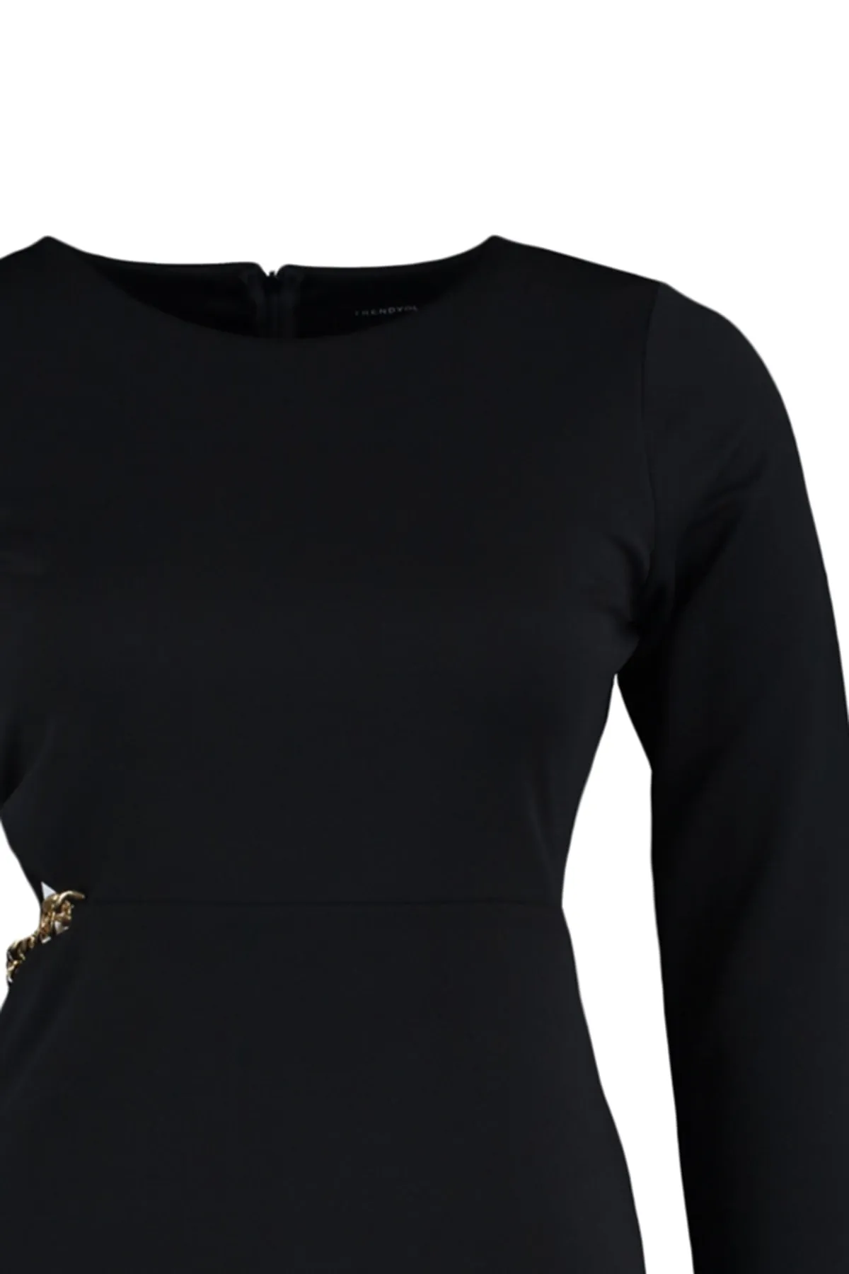 Trendyol Curve  Schwarzes Strickkleid mit Gürtelkette und detailliertem Rundhalsausschnitt mit Ausschnitten TBBAW23AH00123