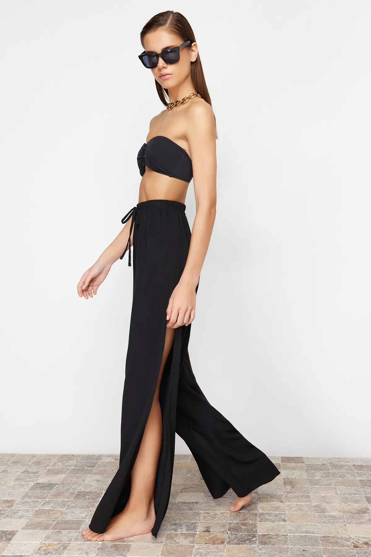 Trendyol Collection  Schwarze gewebte Schlitzhose TBESS24PL00013