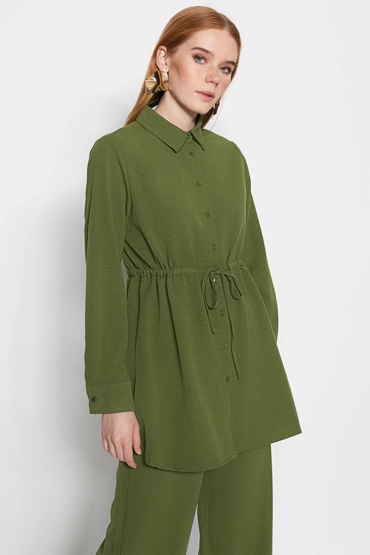 Trendyol Modest  Khakifarbenes Hemd-Hosen-Set aus gewebtem Aerobin-Leinen-Look mit geraffter Taille TCTSS23US00032