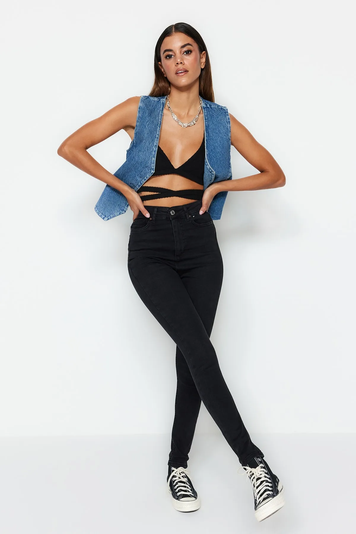 Trendyol Collection  Schwarze Skinny Jeans mit hoher Taille TWOSS23JE00075