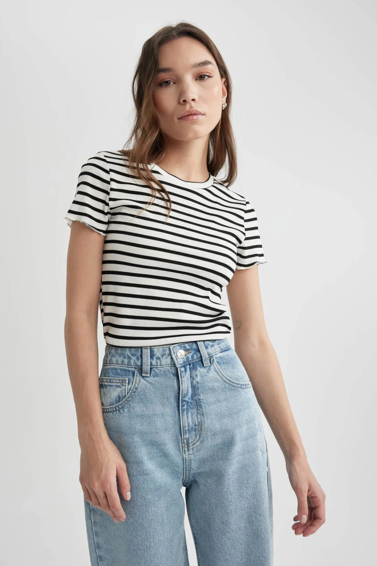 DeFacto  Tailliertes, gestreiftes Kurzarm-T-Shirt mit Rundhalsausschnitt