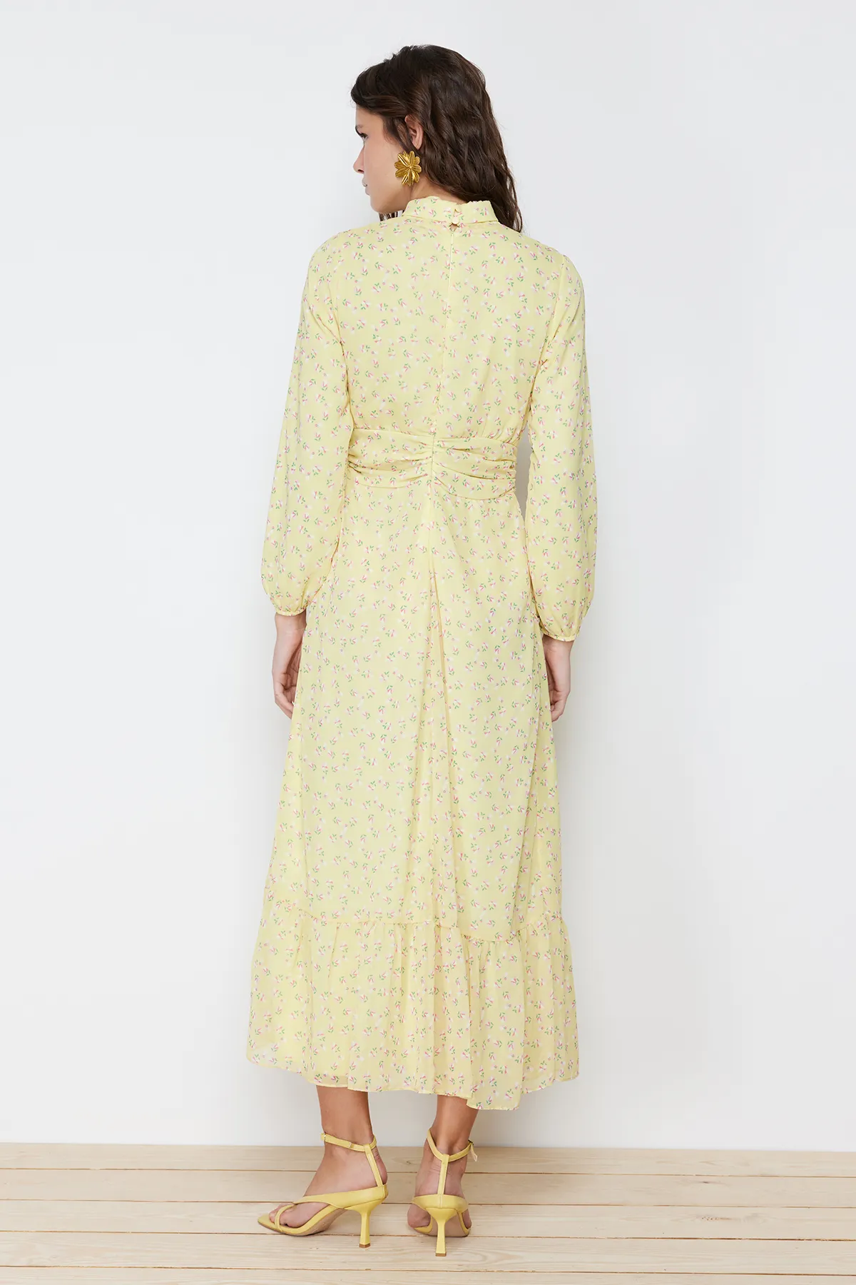 Trendyol Modest  Gelbes Blumenkleid mit hohem Kragen und detailliertem, gefüttertem Chiffon-Gewebe TCTSS22EB0032