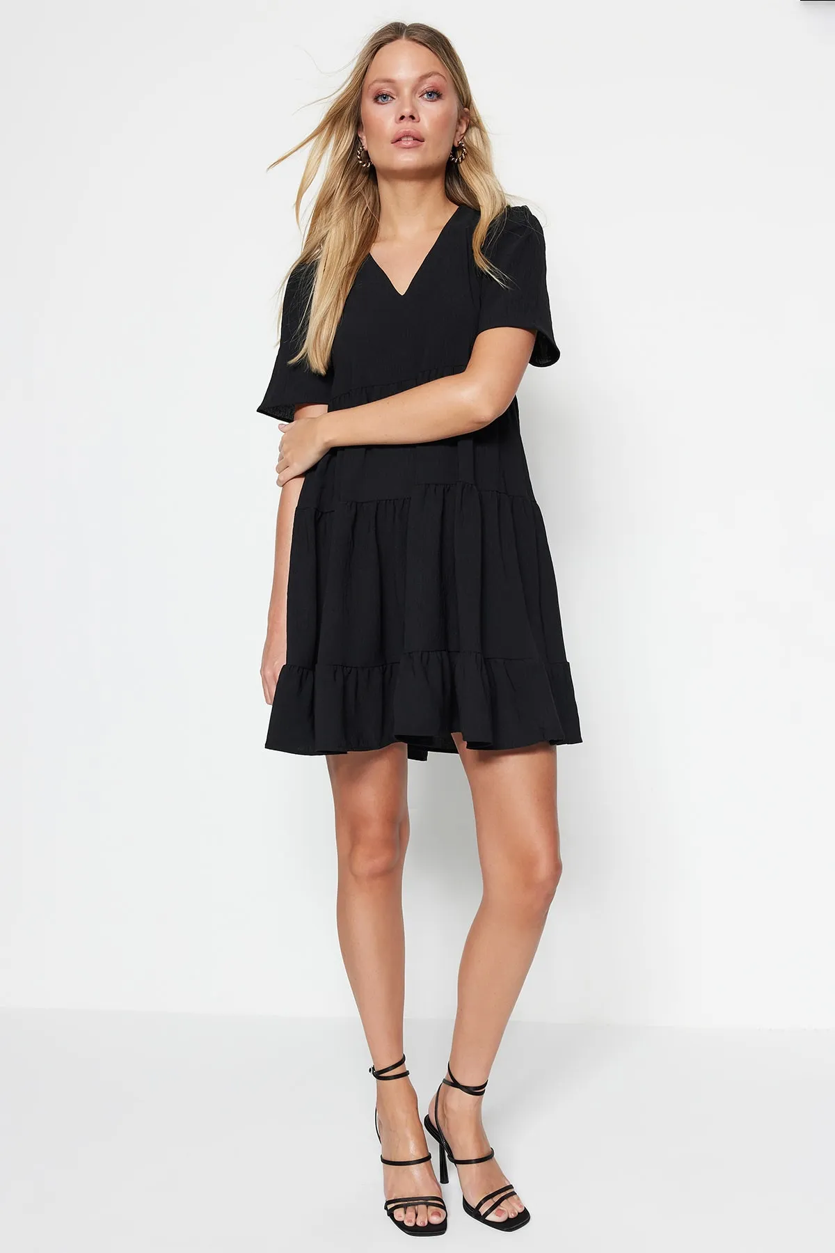 Trendyol Collection  Schwarzes, weit geschnittenes Mini-Webkleid TWOSS20EL0400