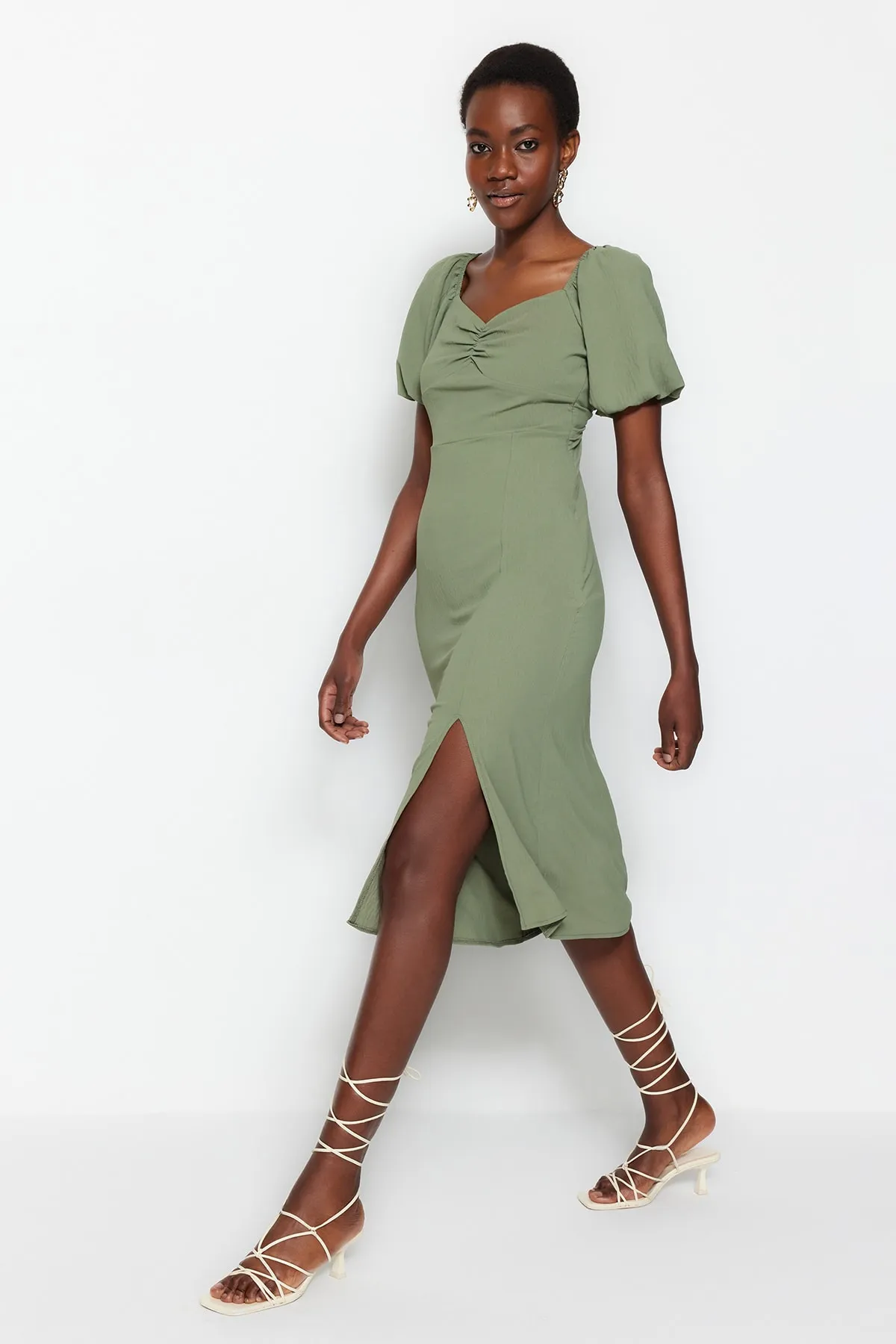 Trendyol Collection  Khakifarbenes, figurbetontes Midi-Webkleid mit Schlitz hinten TWOSS23EL01164
