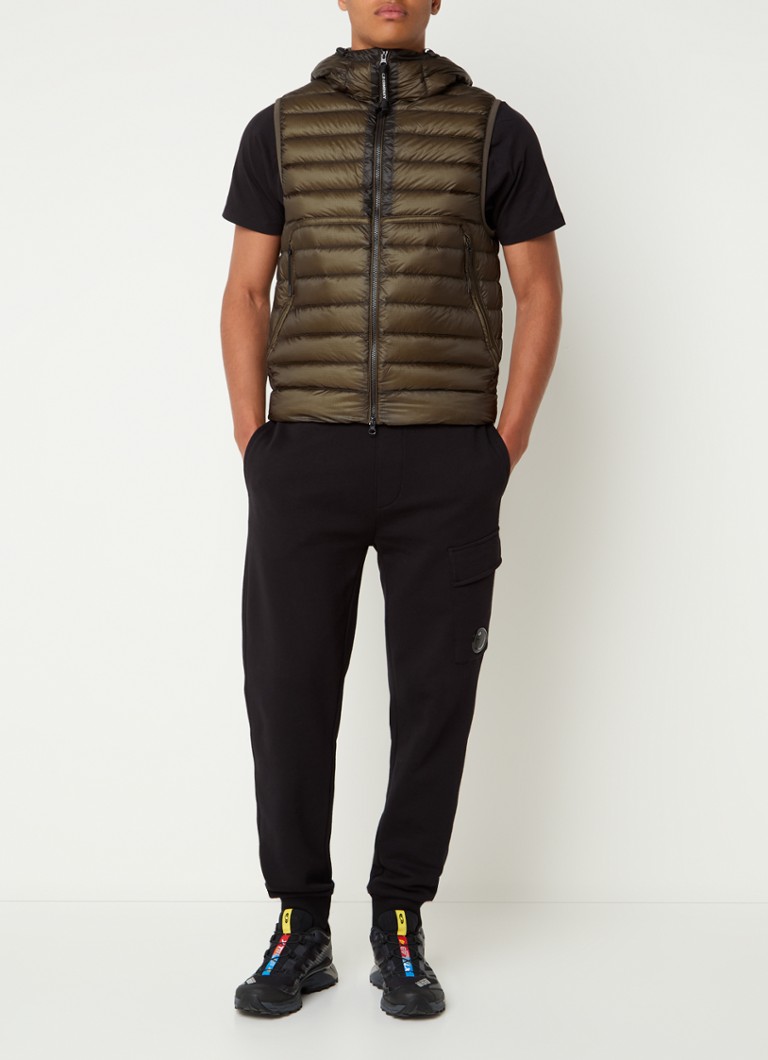 Vestă matlasată de la CP Company, umplută cu puf și prevăzută cu buzunare cu fermoar.