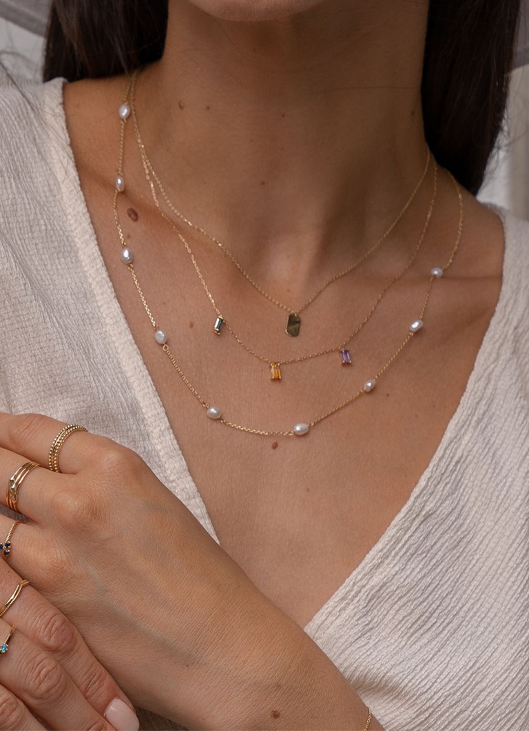 Colier Jackie din aur galben de 14k cu inițială.