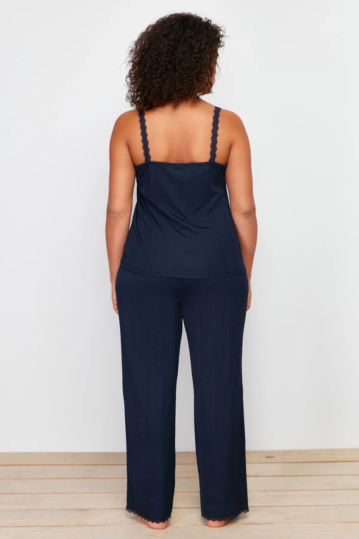 Trendyol Curve  Marineblaues, schnurgebundenes Strick-Pyjama-Set mit Trägern TBBSS24AI00018